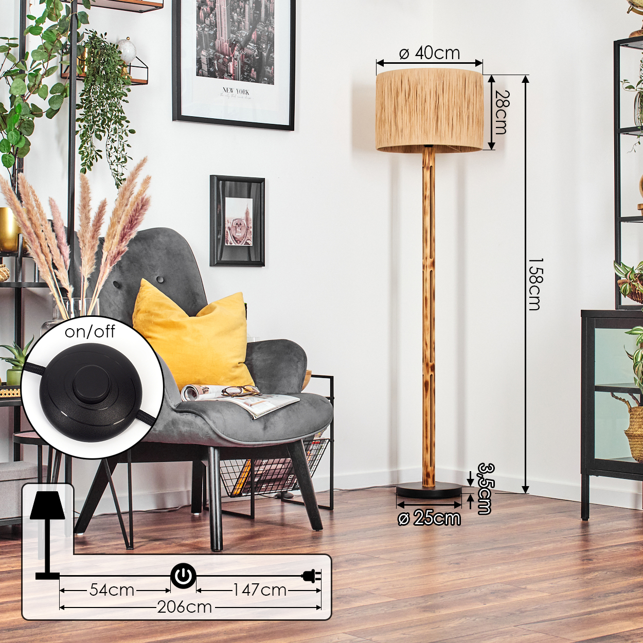 Eine Stehlampe mit beigem Schirm und Holzpfahl steht neben einem grauen Sessel. Abmessungen werden mit Messungen angezeigt.