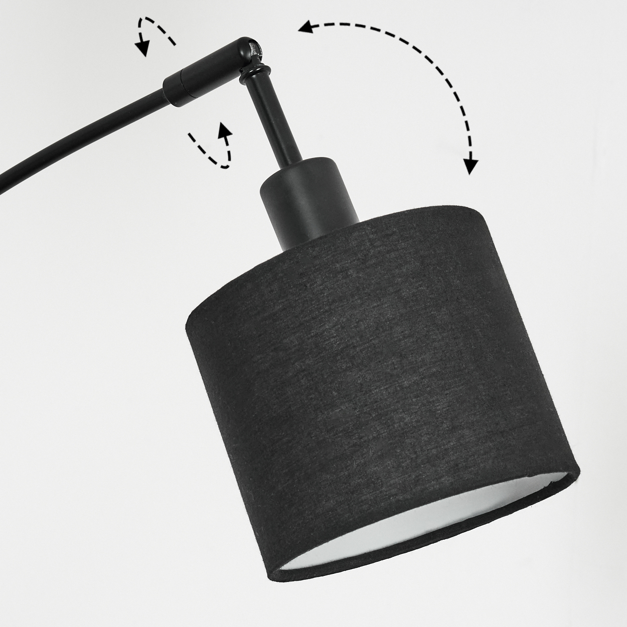 Eine schwarze Lampe mit zylindrischem Schirm, verstellbarem Arm und weißem Innenraum. Pfeile zeigen mögliche Bewegungen auf weißem Hintergrund.