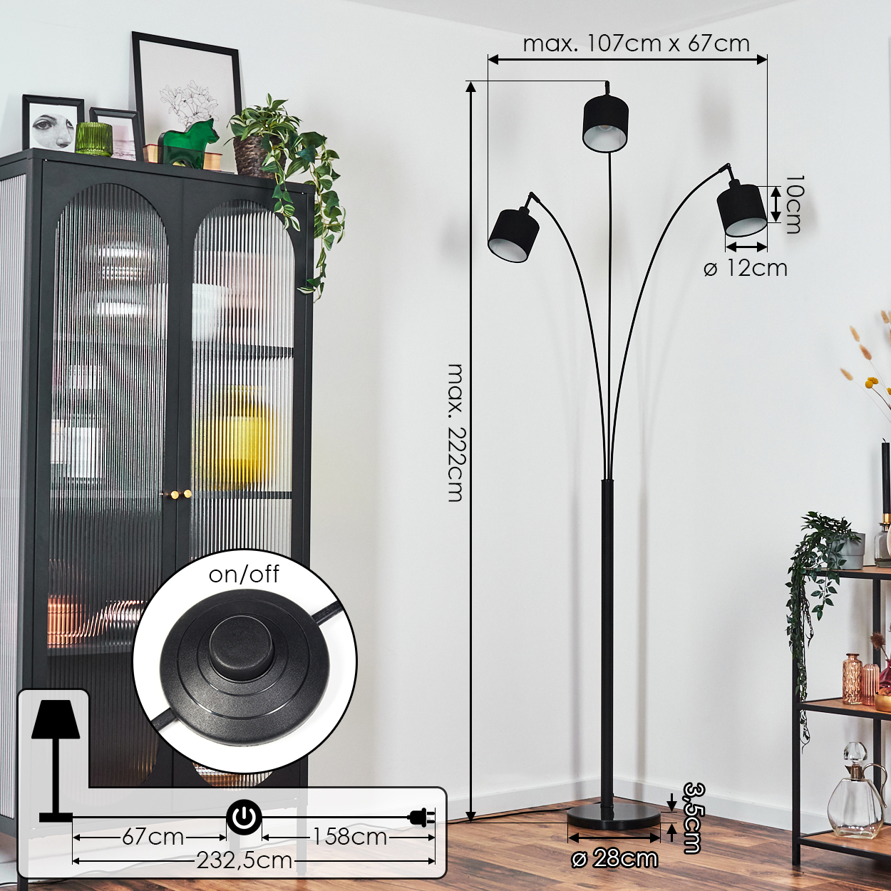 Eine schwarze Stehlampe mit drei Lichtern. Links ein schwarzer Schrank und rechts ein Regal. Abmessungen sind angegeben.