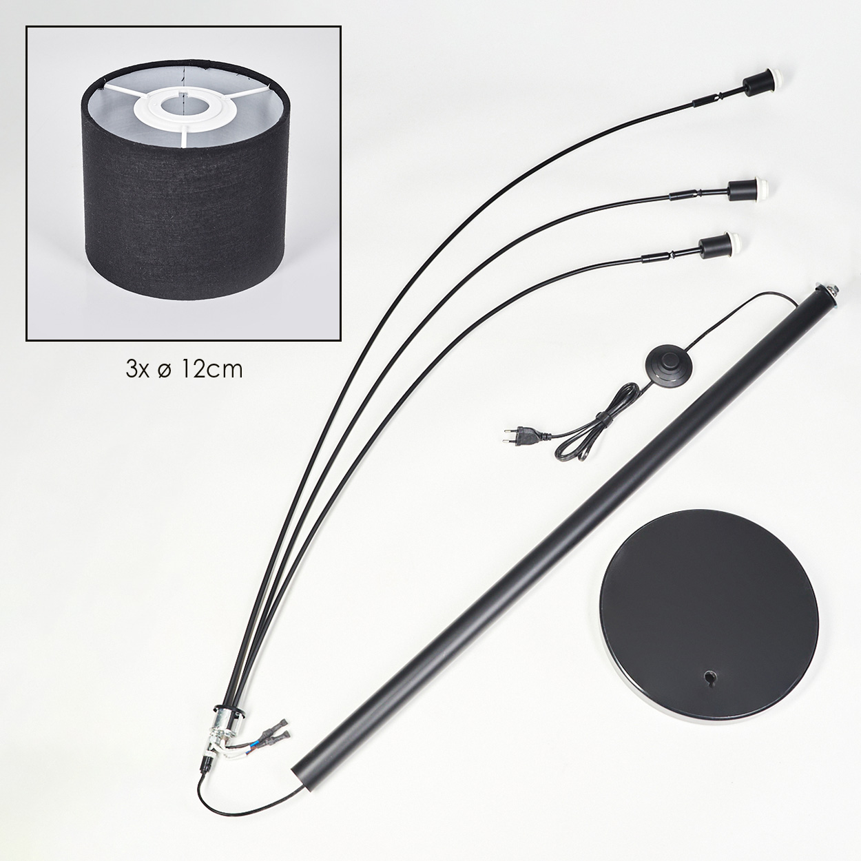 Zerlegte schwarze Stehlampe mit Lampenschirm. Komponenten umfassen Basis, Stange, gebogene Arme und Netzkabel.