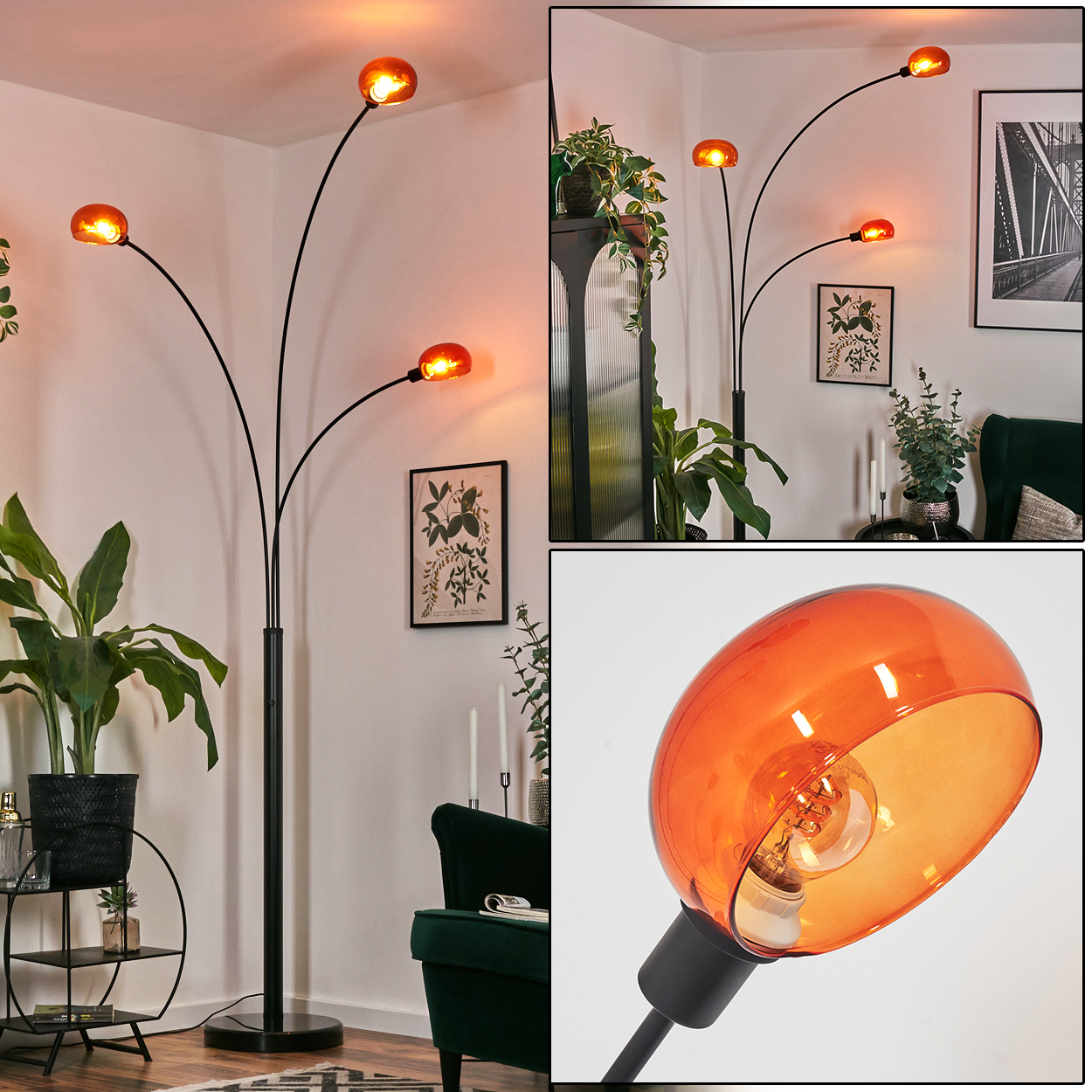 Eine moderne Stehlampe mit vier orangefarbenen Glasschirmen. Sie steht in einem Wohnzimmer mit Pflanzen, einem grünen Sessel und Kunst.