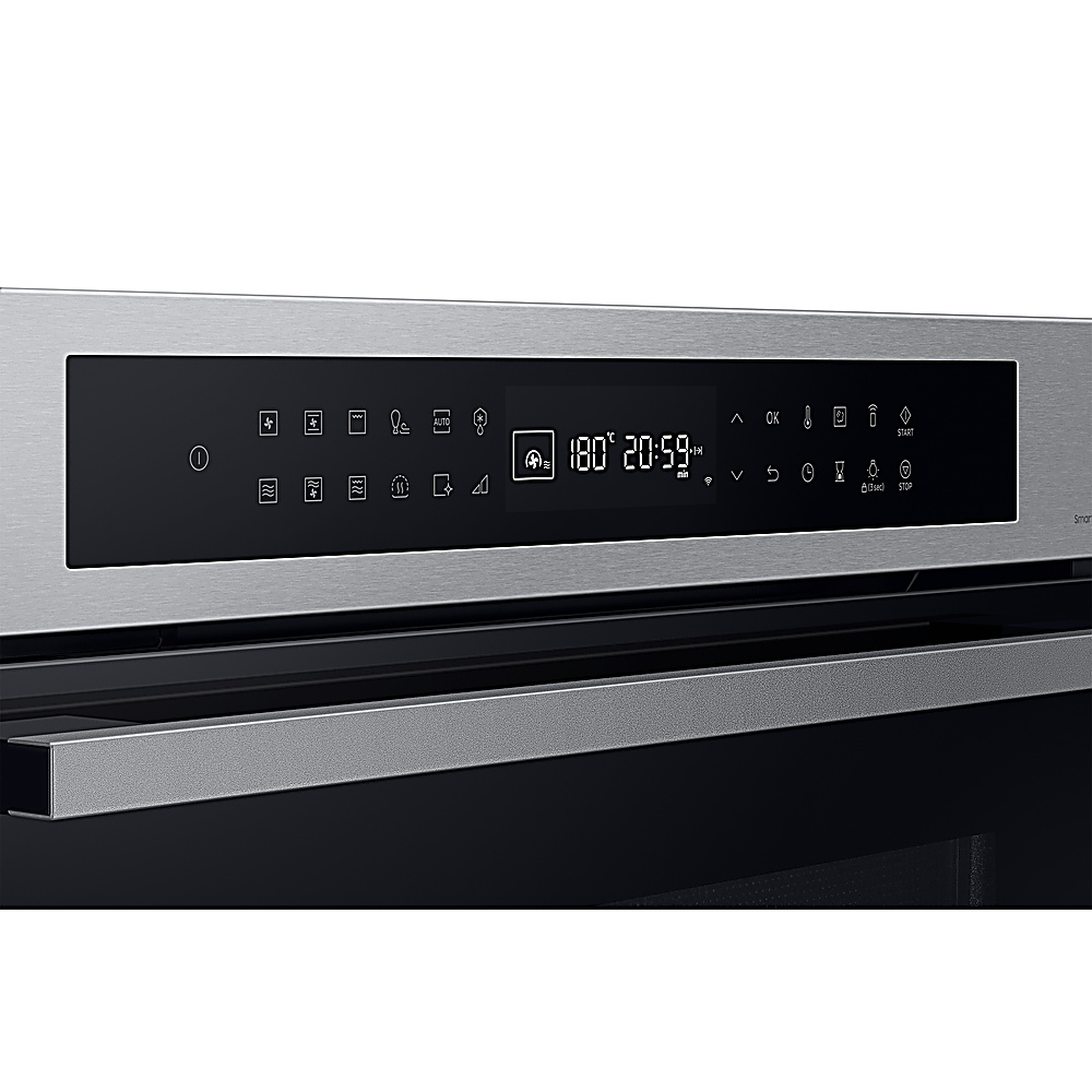 Primo piano del pannello di controllo di un forno con display digitale che mostra temperatura e ora, con varie icone e pulsanti.