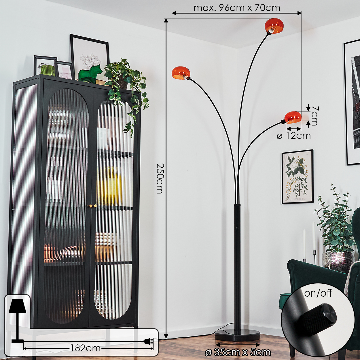 Ein modernes Wohnzimmer mit schwarzer Stehlampe, Schrank und Sessel. Die Lampe hat drei orangefarbene Kugelleuchten. Maße sind angegeben.