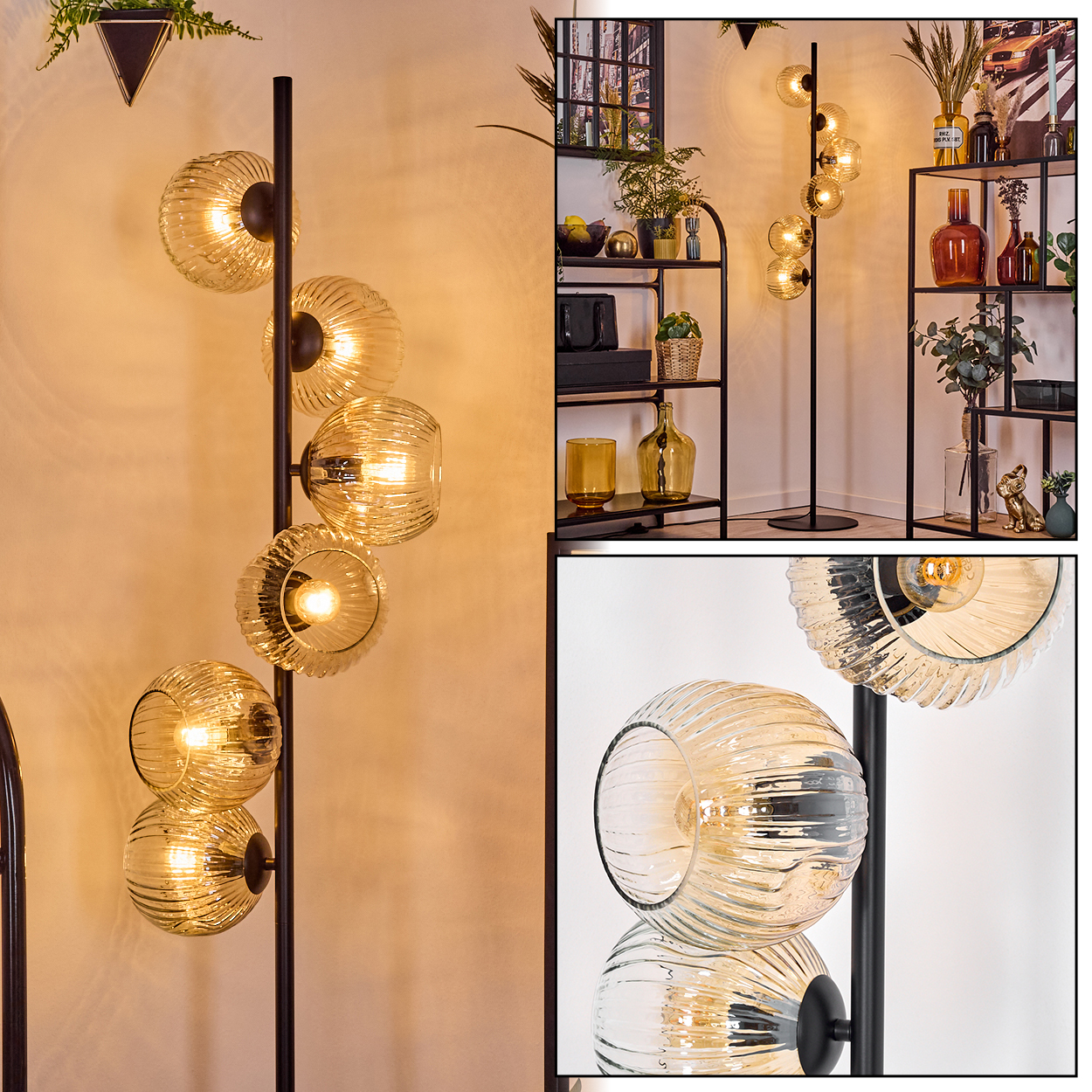 Eine moderne Stehlampe mit sechs kugelförmigen, bernsteinfarbenen Glasschirmen. Ein schwarzer Metallrahmen trägt die Leuchten. Regale mit Dekoration sind sichtbar.
