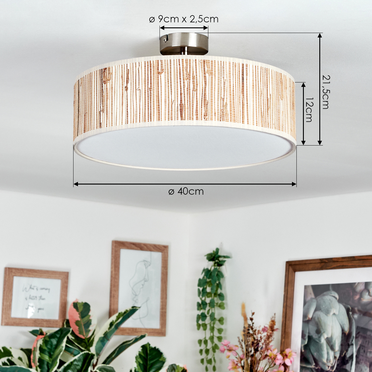 Eine Deckenleuchte mit gewebtem Lampenschirm ist an der Decke montiert. Das Licht befindet sich in einem Raum mit Pflanzen und gerahmten Bildern.