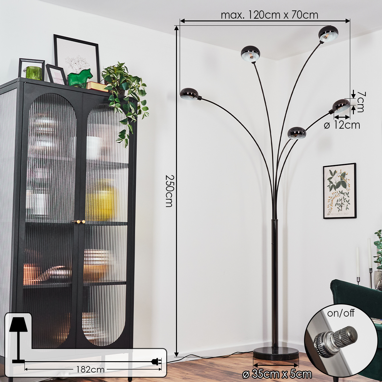 Ein Raum mit einer schwarzen Stehlampe und einem schwarzen Schrank. Die Abmessungen sind angegeben. Ein/Aus-Schalter ist sichtbar.