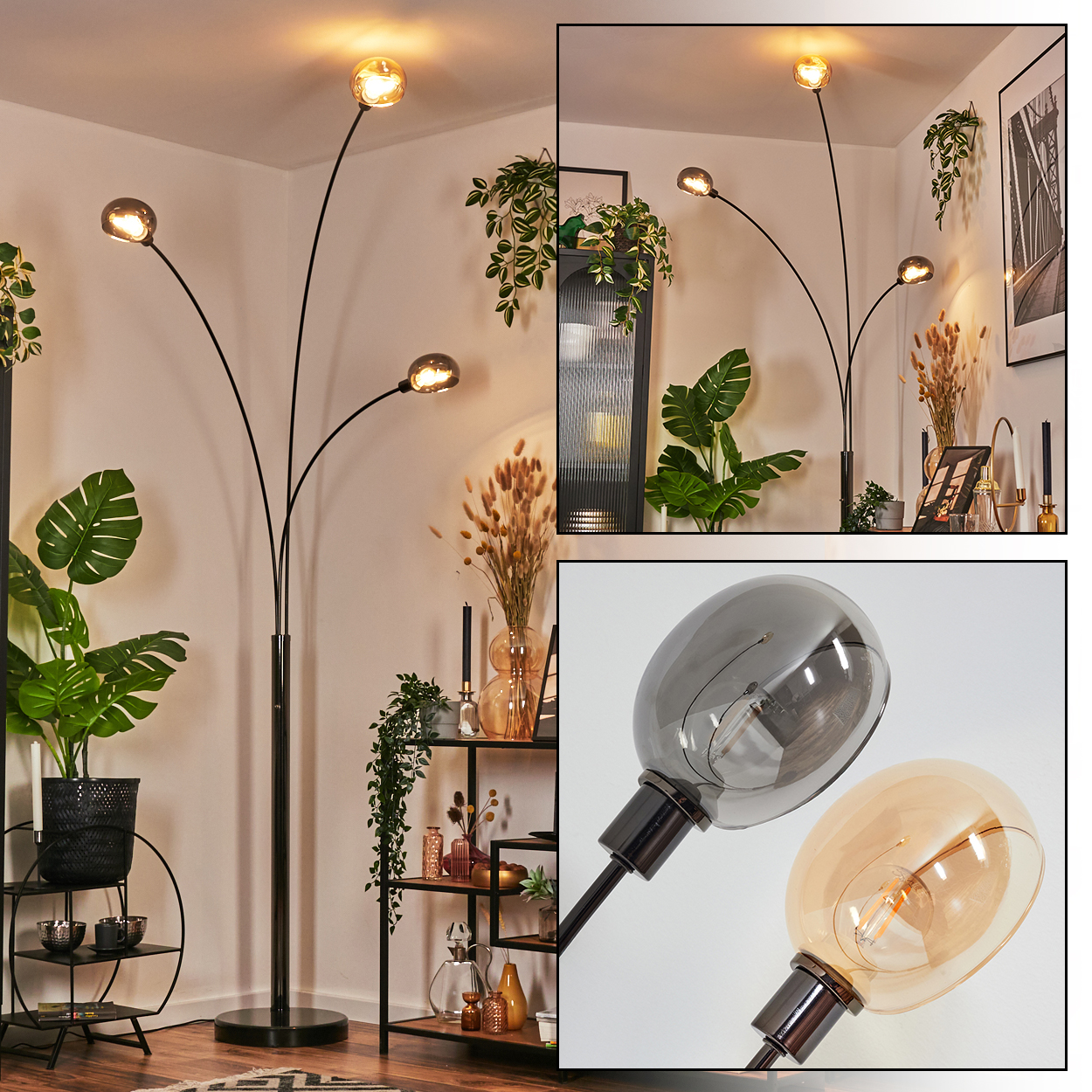 Eine moderne schwarze Stehlampe mit drei Glühbirnen. Pflanzen, Regale mit Dekorationen und ein Bilderrahmen im Hintergrund.