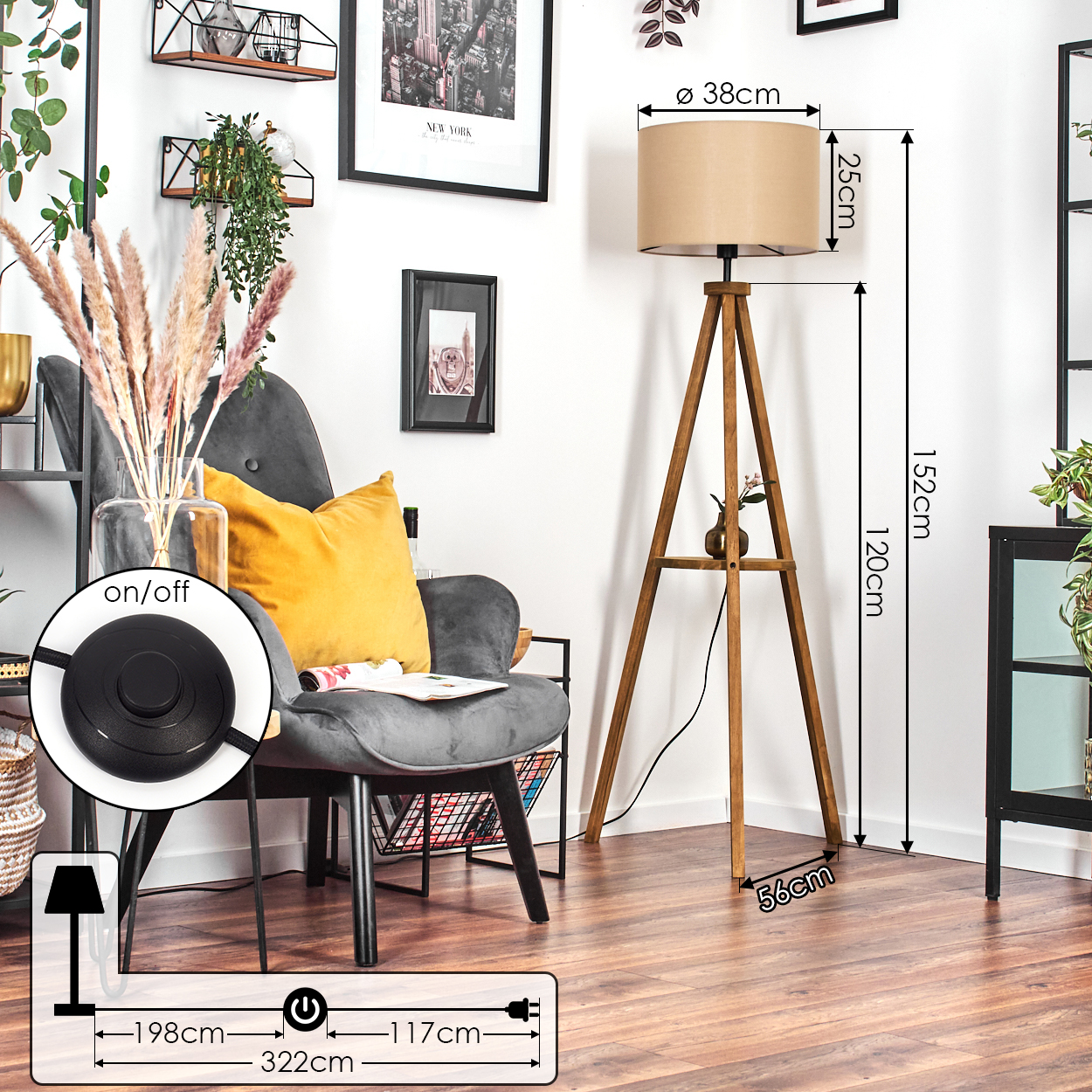 Ein Raum mit einer Stehlampe. Ein grauer Sessel mit gelbem Kissen. Ein New York-Bild und Regale an der weißen Wand.