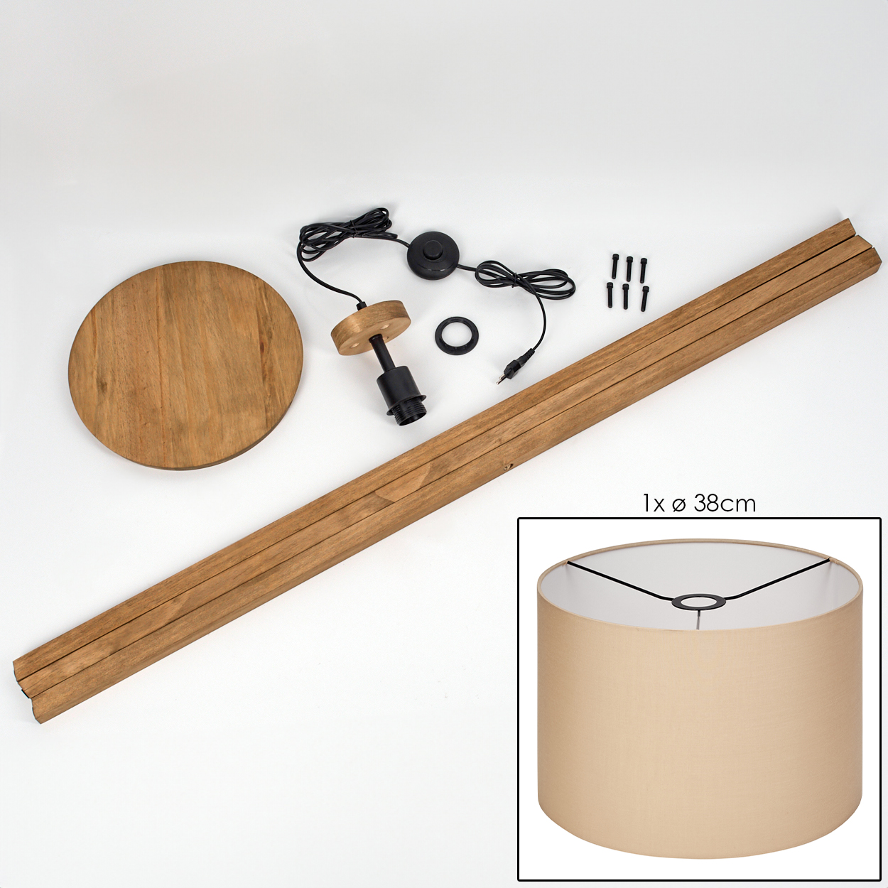 Zerlegte Lampenkomponenten: Holzsockel, Stangen, Fassung, Schirm, Schrauben und Lampenschirm. Beiger Lampenschirm hat 38 cm Durchmesser.