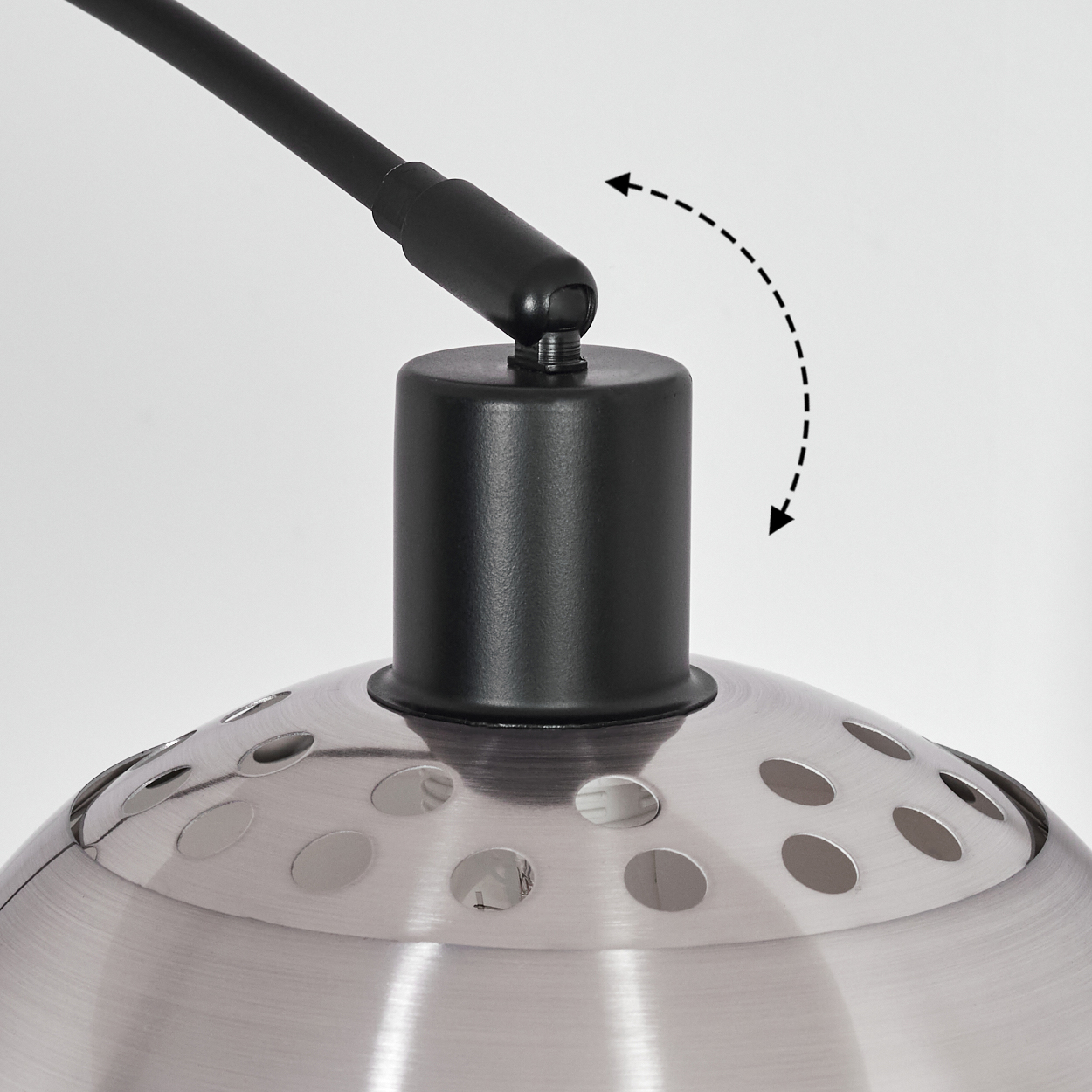 Nahaufnahme einer Lampe. Schwarzer Arm und Zylinder oben, silberner Schirm mit Löchern, verstellbar, isoliert auf weißem Hintergrund.