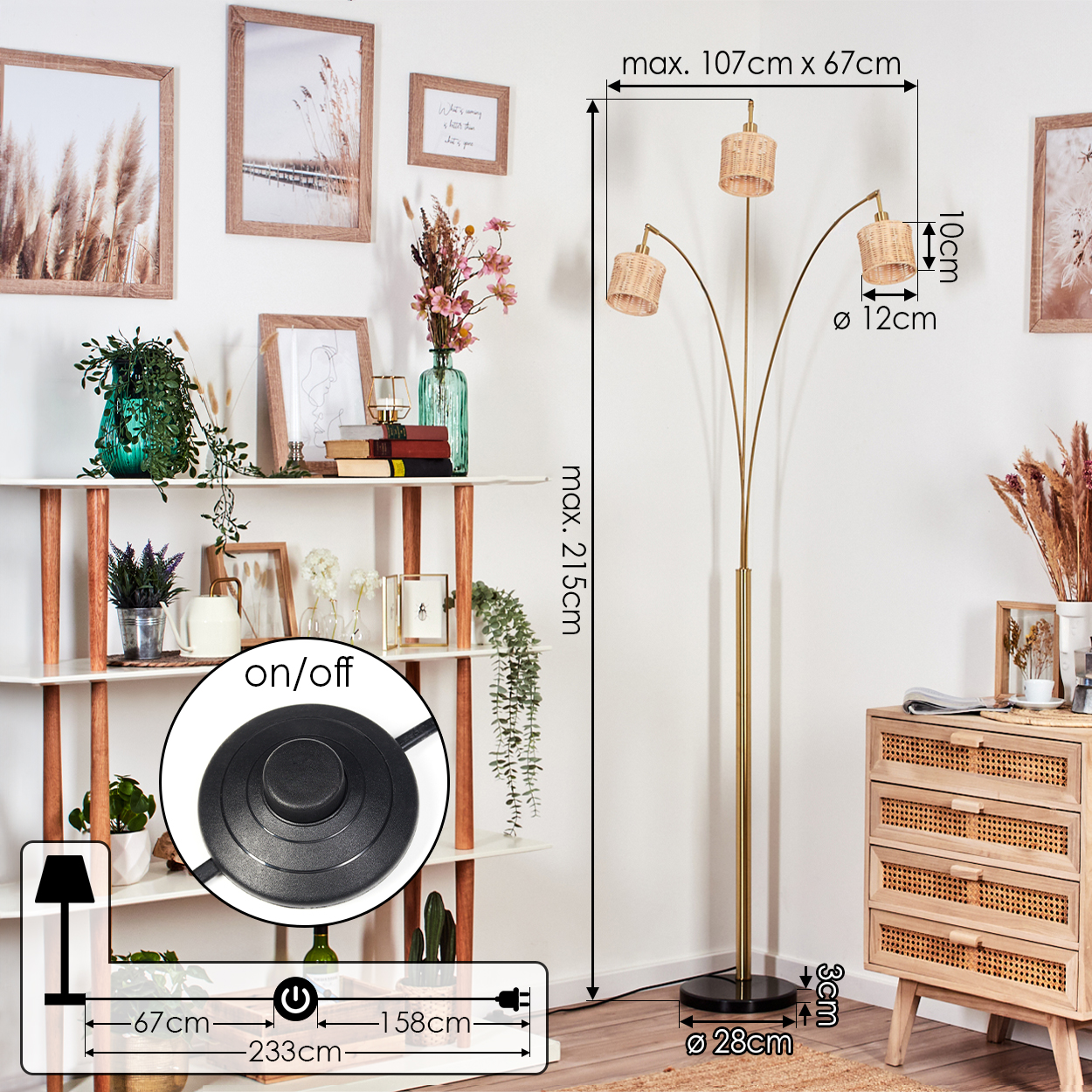Eine Stehlampe mit drei gewebten Schirmen steht in einem Raum mit weißer Wand. Regale mit Dekoration links.