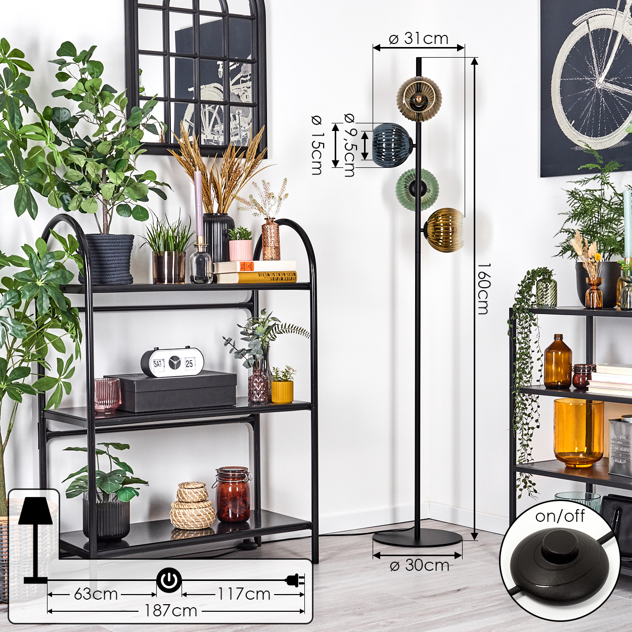 Ein Raum mit einem schwarzen Metallregal, einer Stehlampe mit drei farbigen Glasschirmen und dekorativen Gegenständen. Maße sind ebenfalls sichtbar.