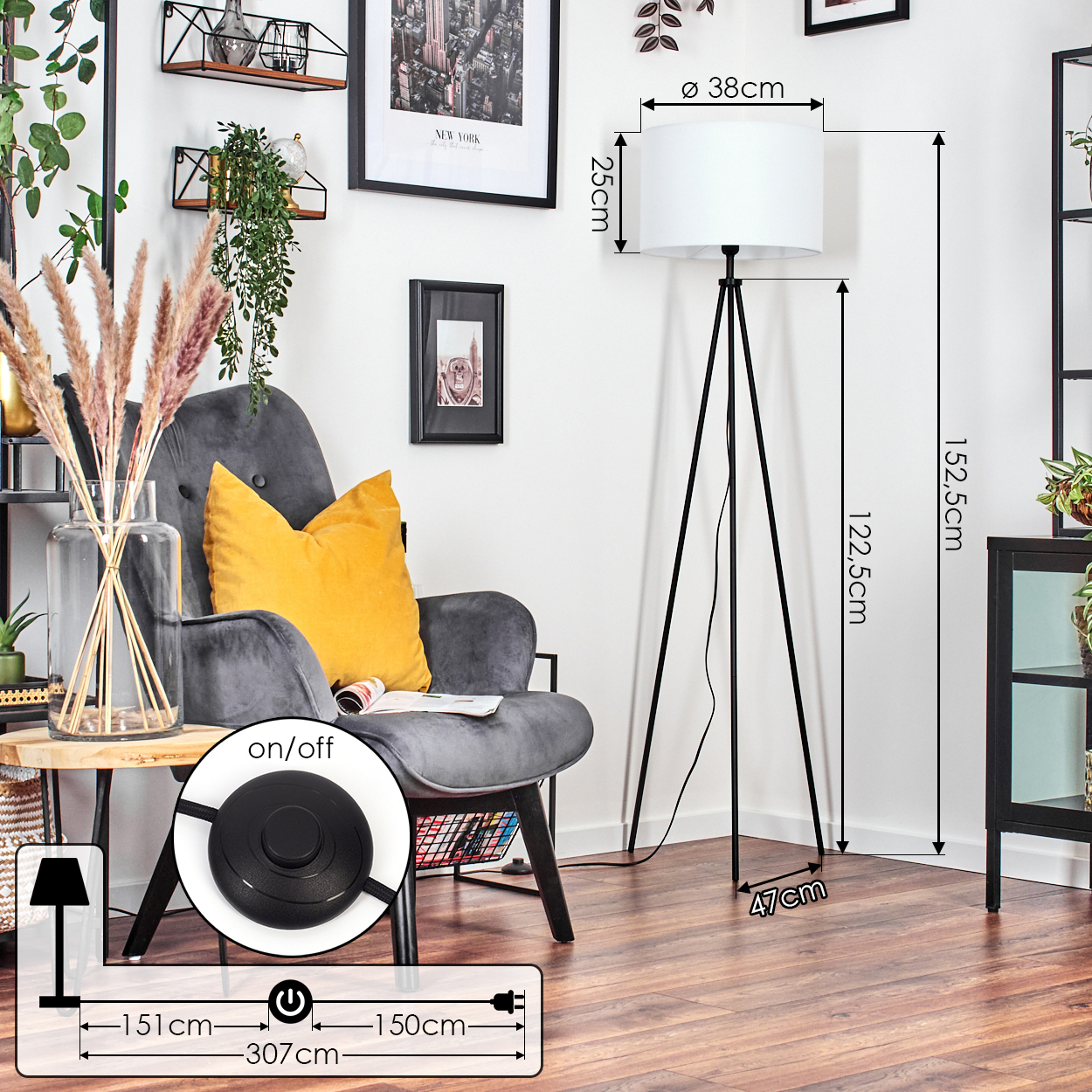 Ein Raum mit Stehlampe, Sessel und Dekorationen. Messungen sind beschriftet. Die Lampe hat einen weißen Schirm und schwarze Beine.