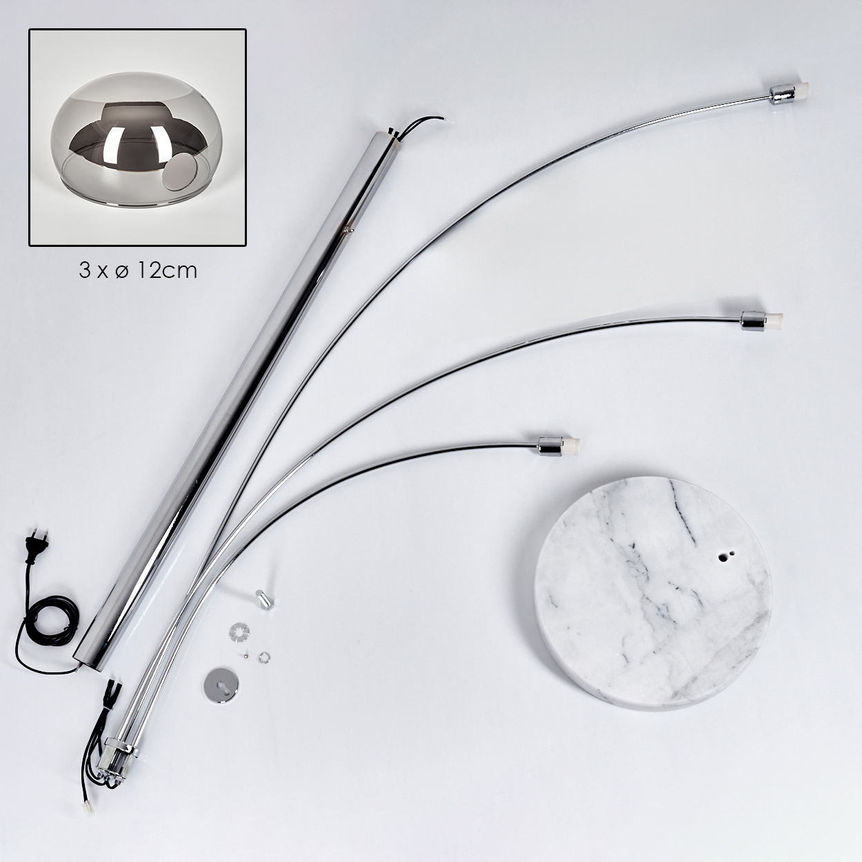 Zerlegte Chromlampe mit Marmorsockel, Drähten und Schrauben. Eine kleine, glänzende Kuppel befindet sich in der Ecke.