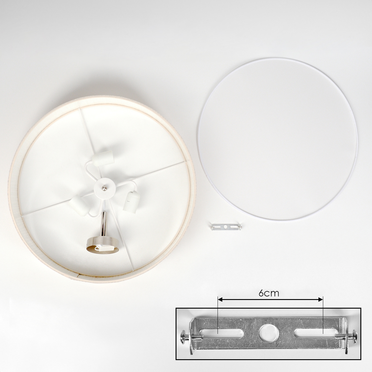 Draufsicht einer zerlegten Lampe. Komponenten: Lampenschirm, Metallring, Montagehalterung und eine Nahaufnahme der Halterung mit 6 cm Messung.