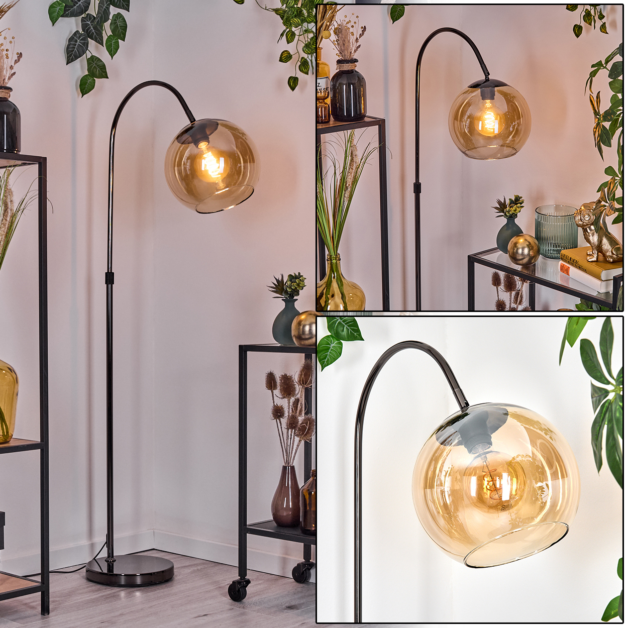 Eine moderne Stehlampe mit großem bernsteinfarbenem Glasschirm leuchtet, in einem Raum mit Regalen und Pflanzen.
