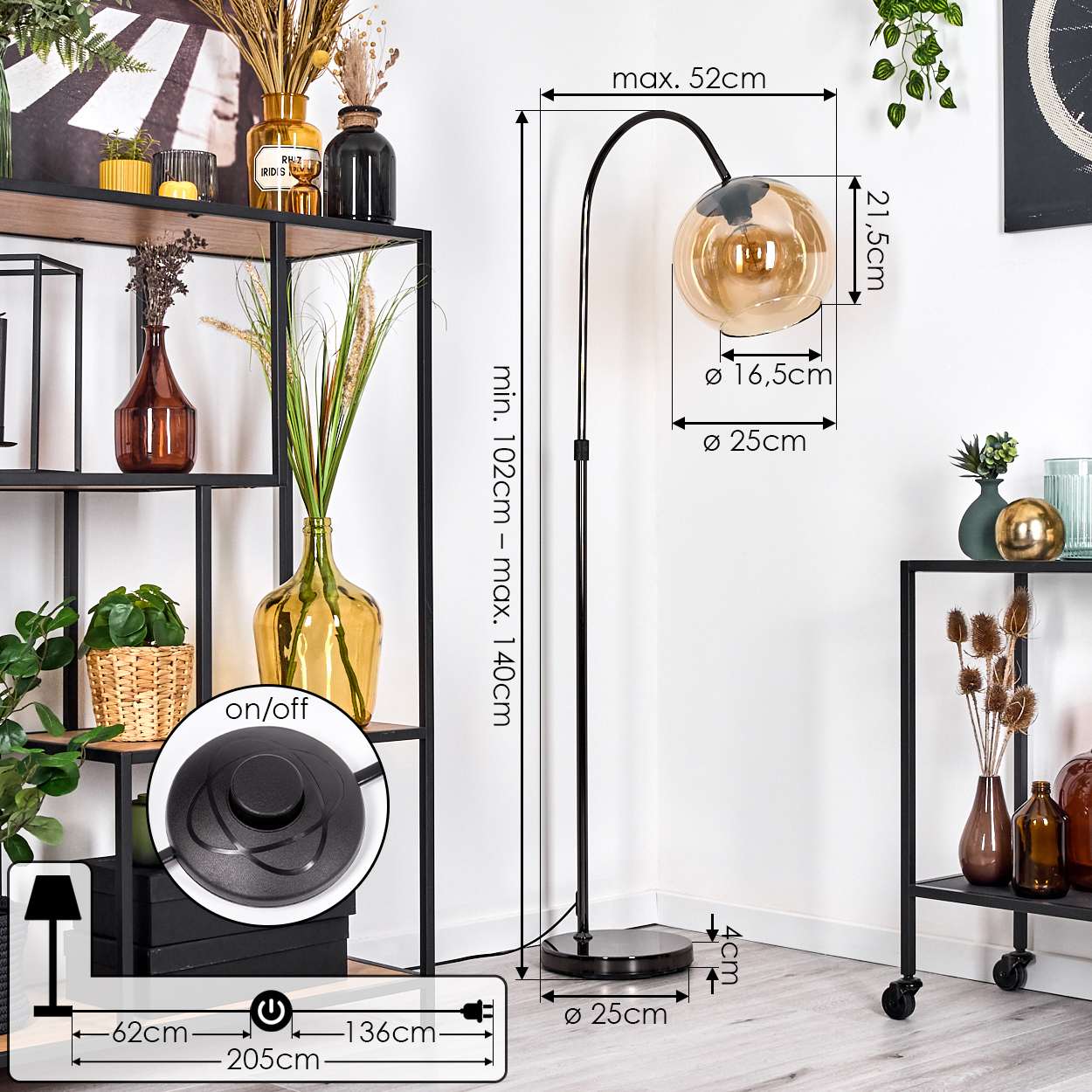 Eine moderne Stehlampe mit gebogenem schwarzem Rahmen und einem kugelförmigen, bernsteinfarbenen Glasschirm. Die Szene umfasst Regale und Dekorationen.
