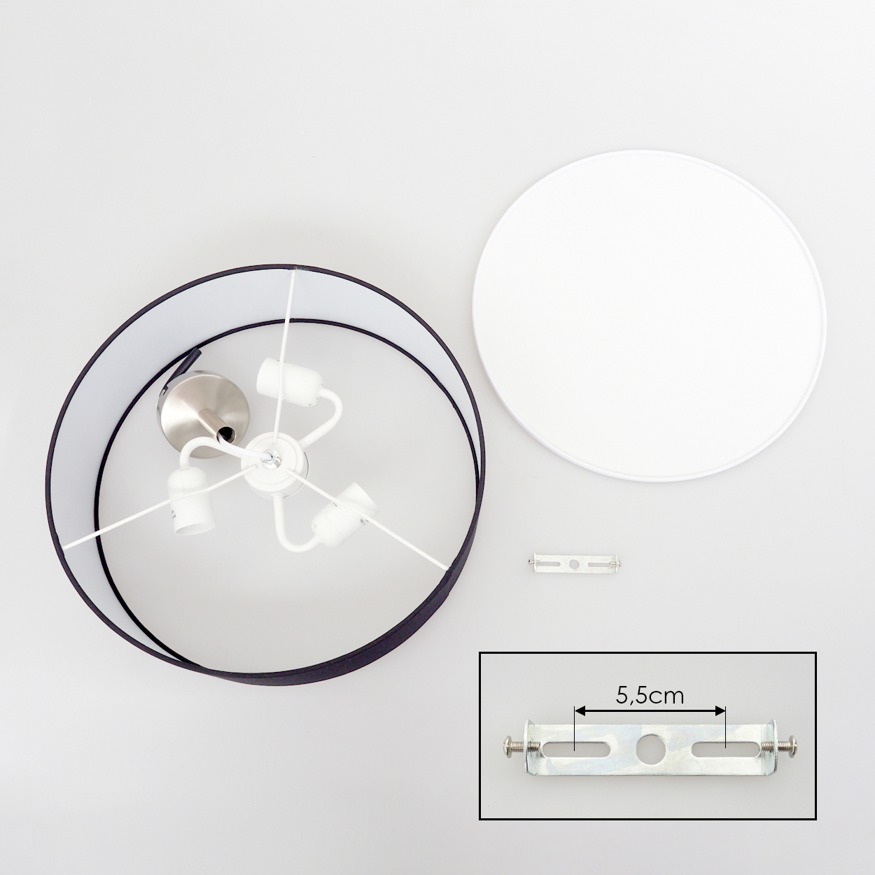 Draufsicht einer zerlegten Lampe. Sie enthält einen Lampenschirm, eine weiße Deckenplatte, eine Halterung und eine Detailaufnahme einer Halterung.