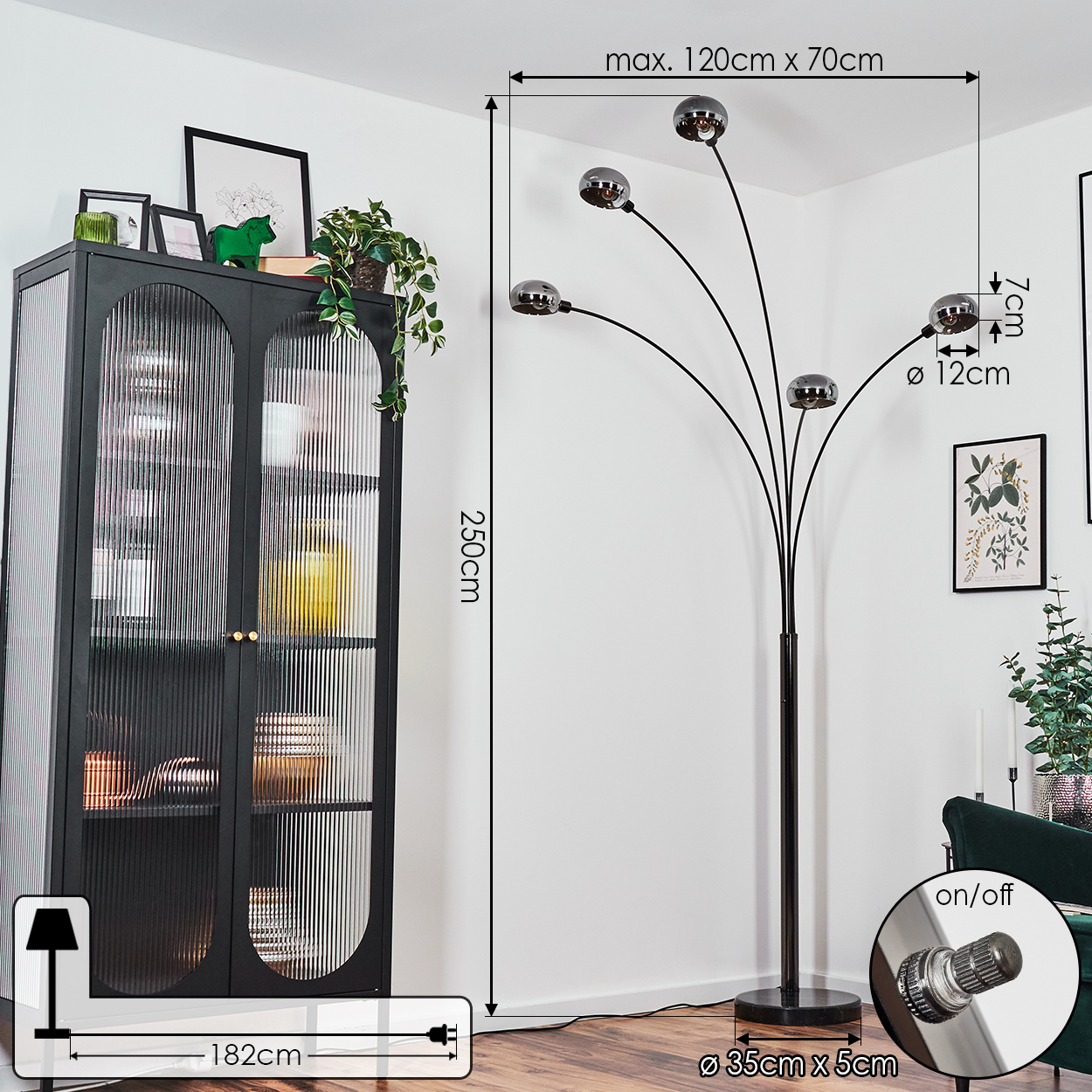 Wohnzimmerszene mit schwarzer Stehlampe und schwarzem Schrank. Oben auf dem Schrank steht eine grüne Pferdestatue.