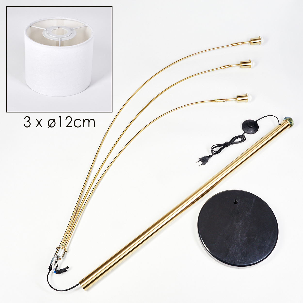 Eine zerlegte Stehlampe. Sie hat einen weißen Lampenschirm, goldene, gebogene Arme, einen schwarzen Fuß und eine goldene Stange. Komponenten sind ausgelegt.