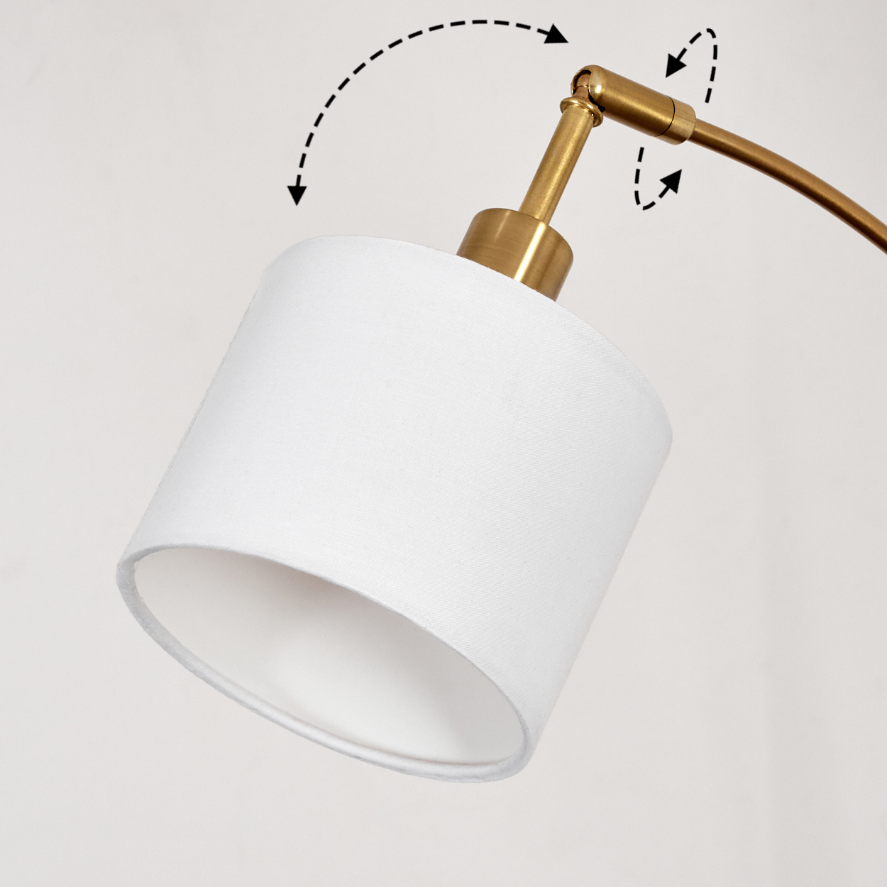 Ein weißer Lampenschirm ist angewinkelt. Pfeile zeigen verstellbare Gelenke. Die Lampe hat ein goldfarbenes Gestell vor weißem Hintergrund.
