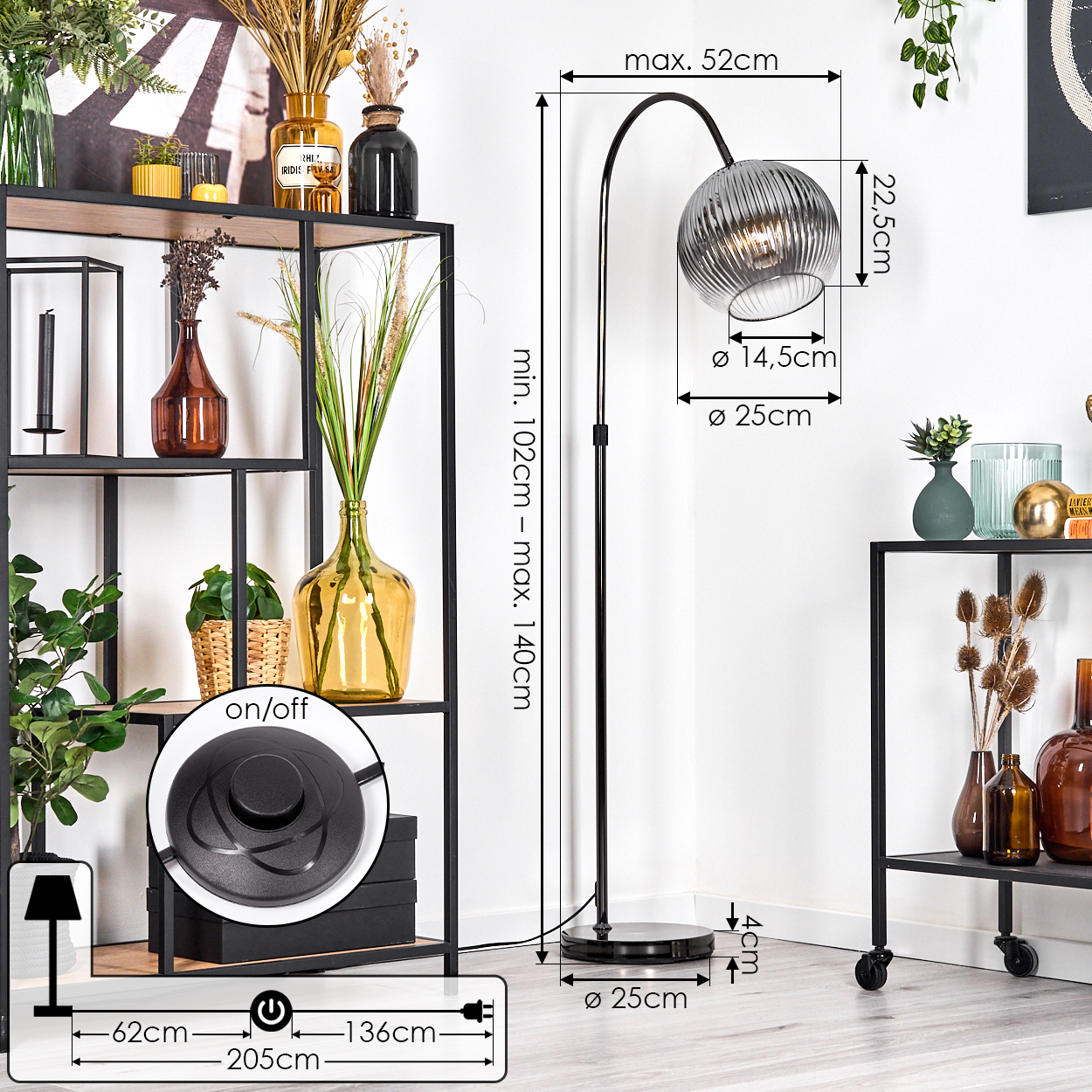 Eine moderne Stehlampe mit gebogenem Arm und rundem, strukturiertem Lampenschirm. Regale mit Vasen und Dekorationsartikeln im Hintergrund.