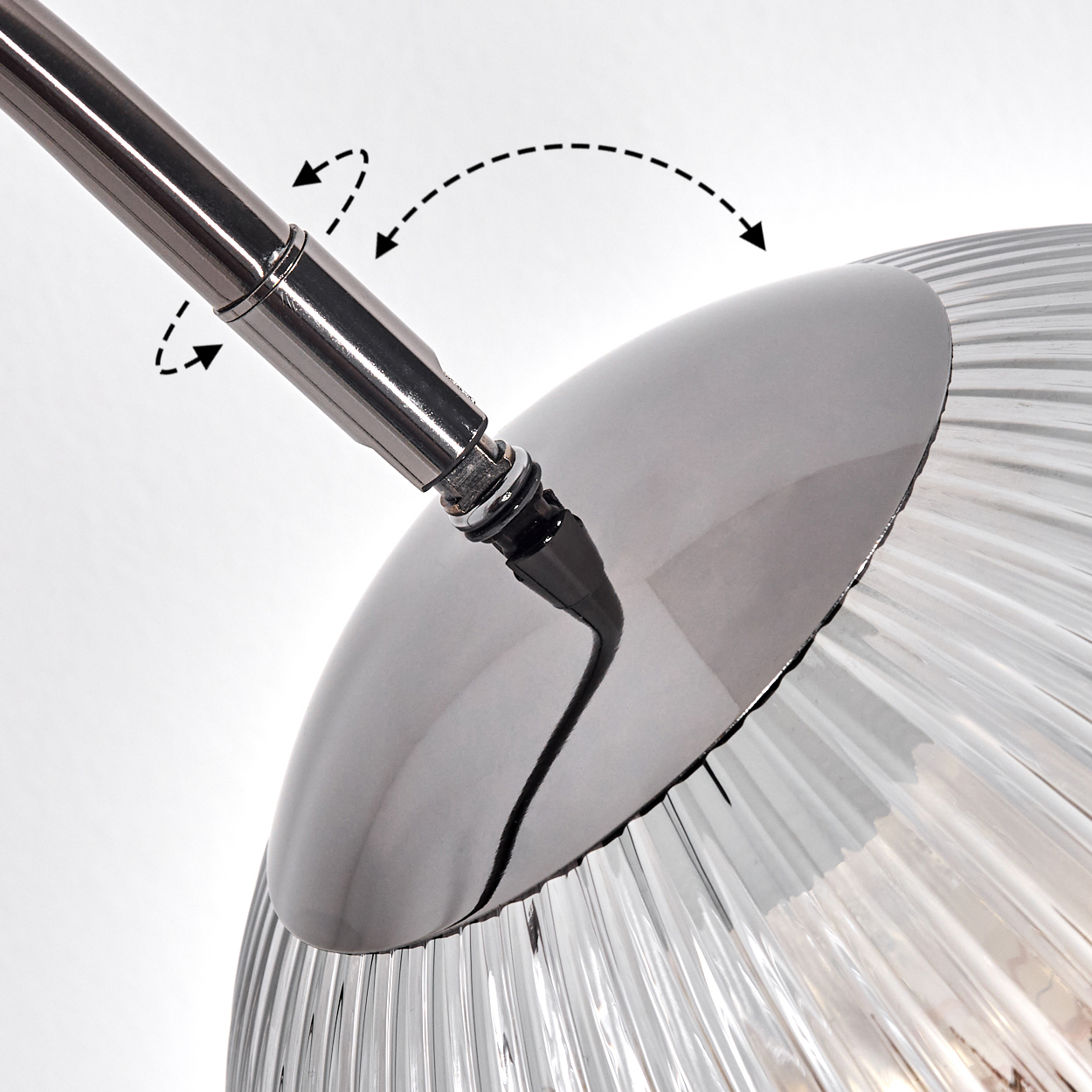 Nahaufnahme des Chromarms einer Lampe und eines reflektierenden Glasschirms. Pfeile zeigen die Einstellung an. Der Hintergrund ist weiß.
