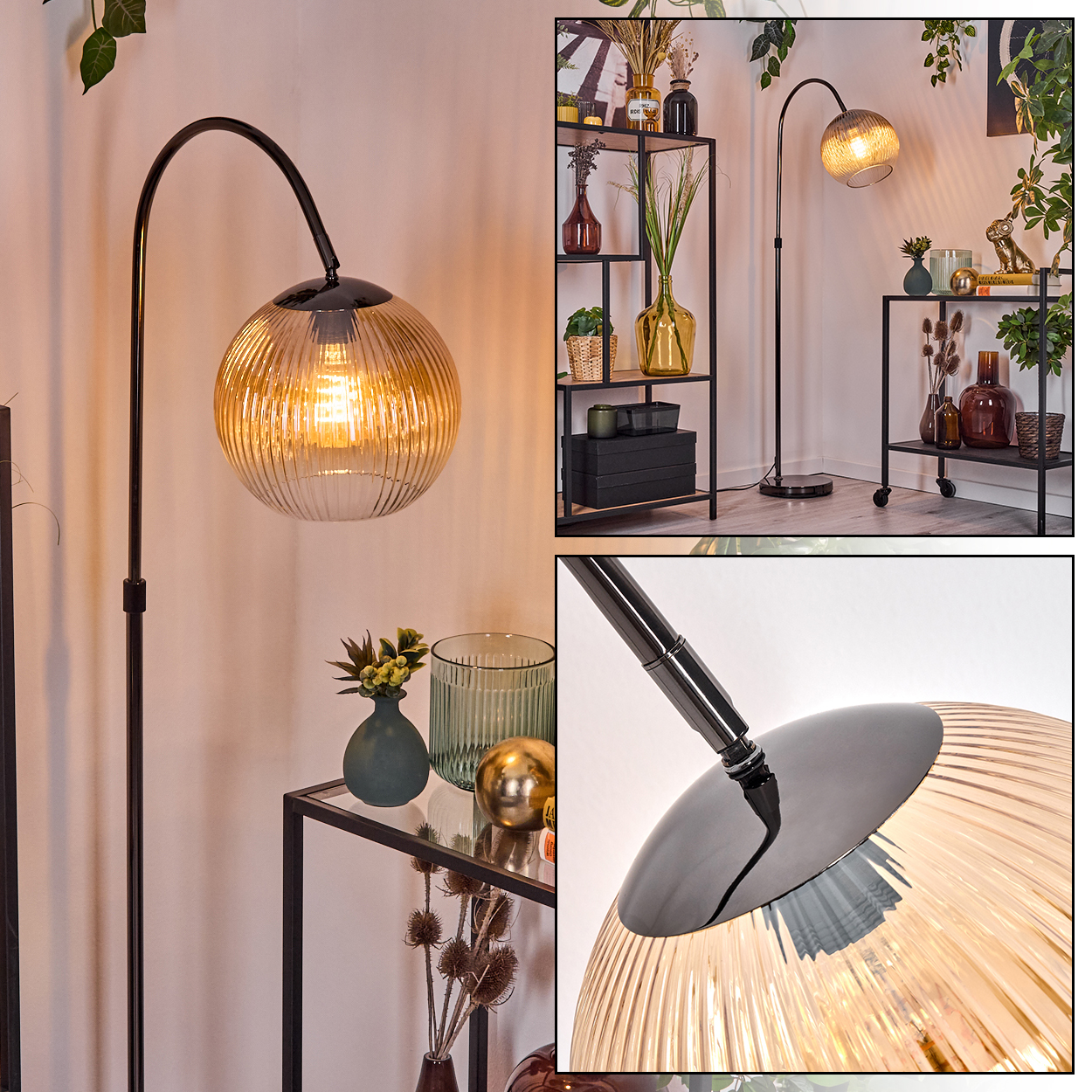 Eine moderne Stehlampe mit geriffeltem, bernsteinfarbenem Glasschirm. Regale mit Vasen und Dekor sind im Hintergrund.