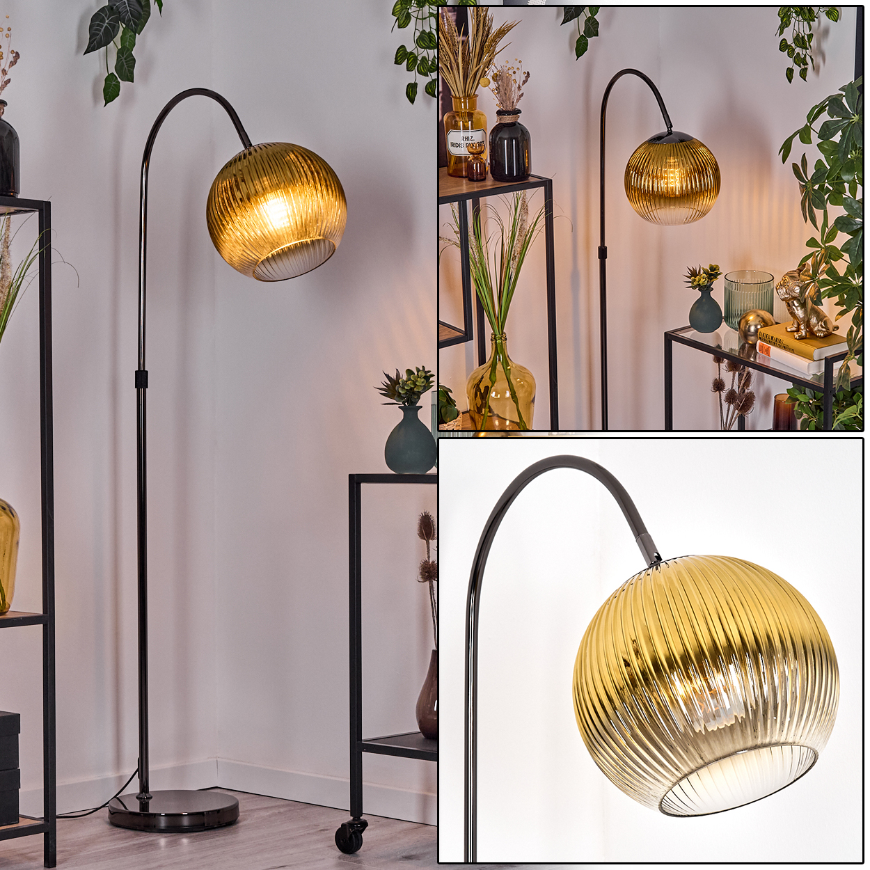 Eine goldene Kugellampe steht in einem Raum. Regale mit Vasen und Dekoration befinden sich im Hintergrund.