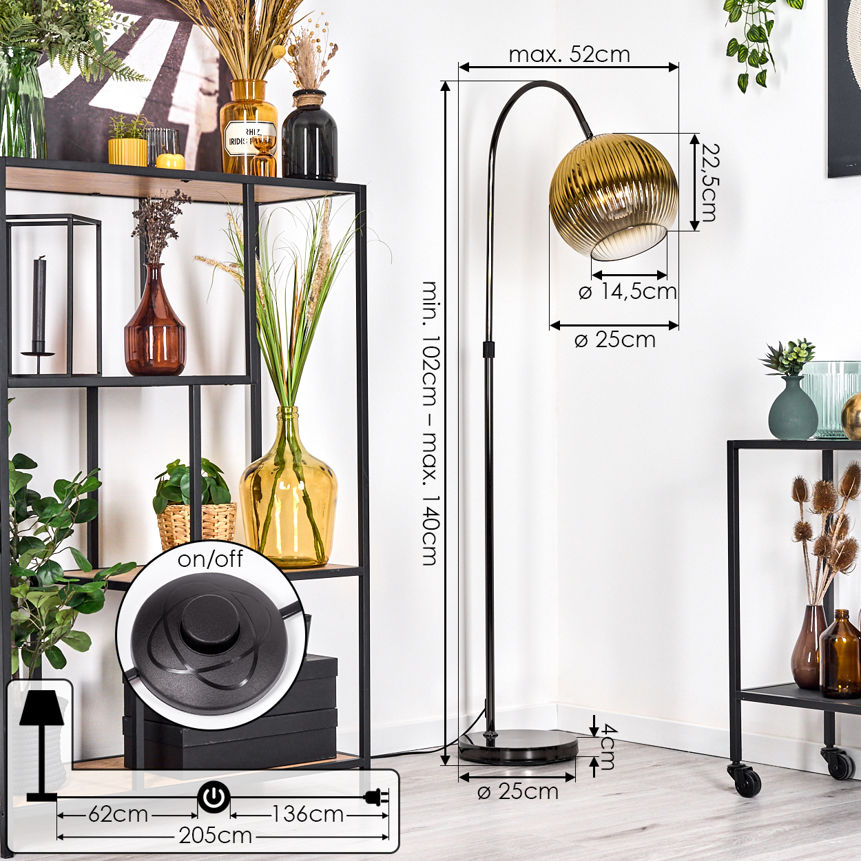 Eine moderne Stehlampe mit gebogenem schwarzem Stiel und goldfarbenem Glasschirm. Regale mit Vasen und Pflanzen im Hintergrund.