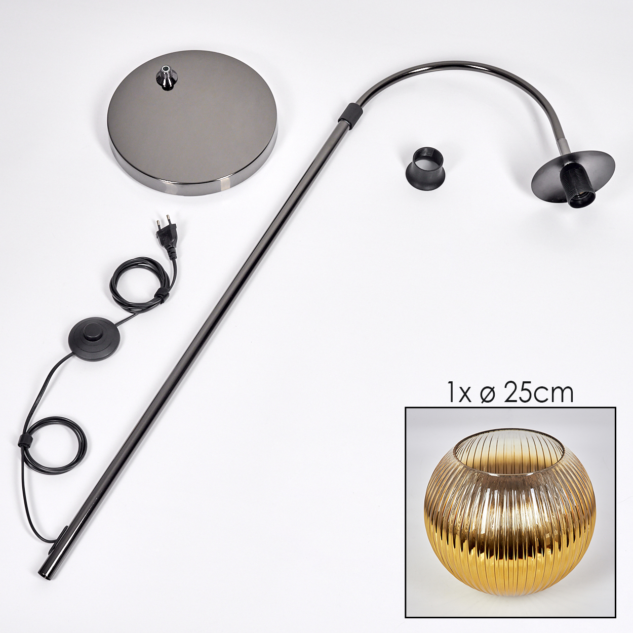 Zerlegte Stehlampe mit Fuß, Stiel, gebogenem Arm und Schirm. Enthält eine kleine Glasvase. Alles auf weißem Hintergrund.