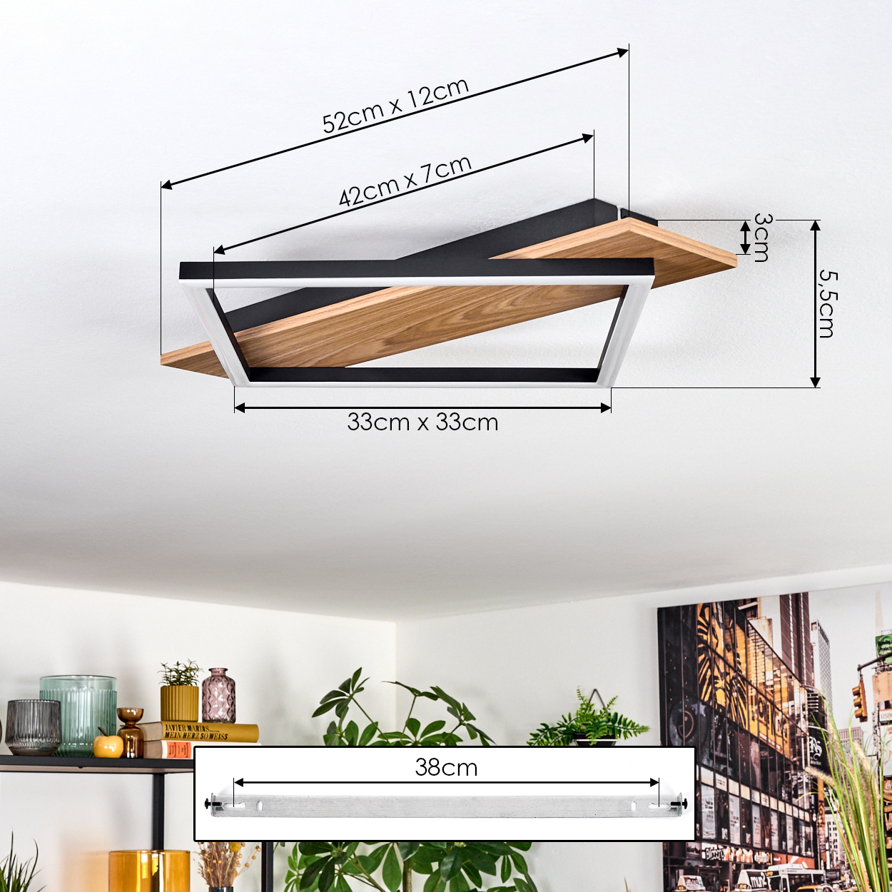 Ein modernes Holzregal mit schwarzem und silbernem Rahmen ist an der Decke montiert. Abmessungen sind angegeben. Der Hintergrund zeigt eine Raumausstattung.