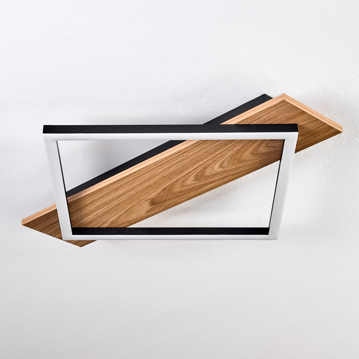 Ein modernes Wandregal mit Holzbrettern und weißem Rahmen vor einer weißen Wand. Das Design ist geometrisch und minimalistisch.