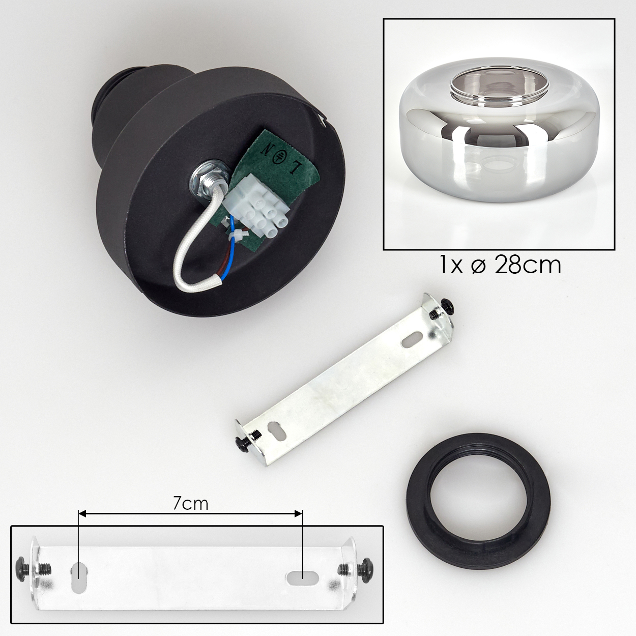 Komponenten einer Lampe. Enthält eine schwarze Halterung, eine verchromte Schale, eine Metallhalterung und einen schwarzen Gummiring.