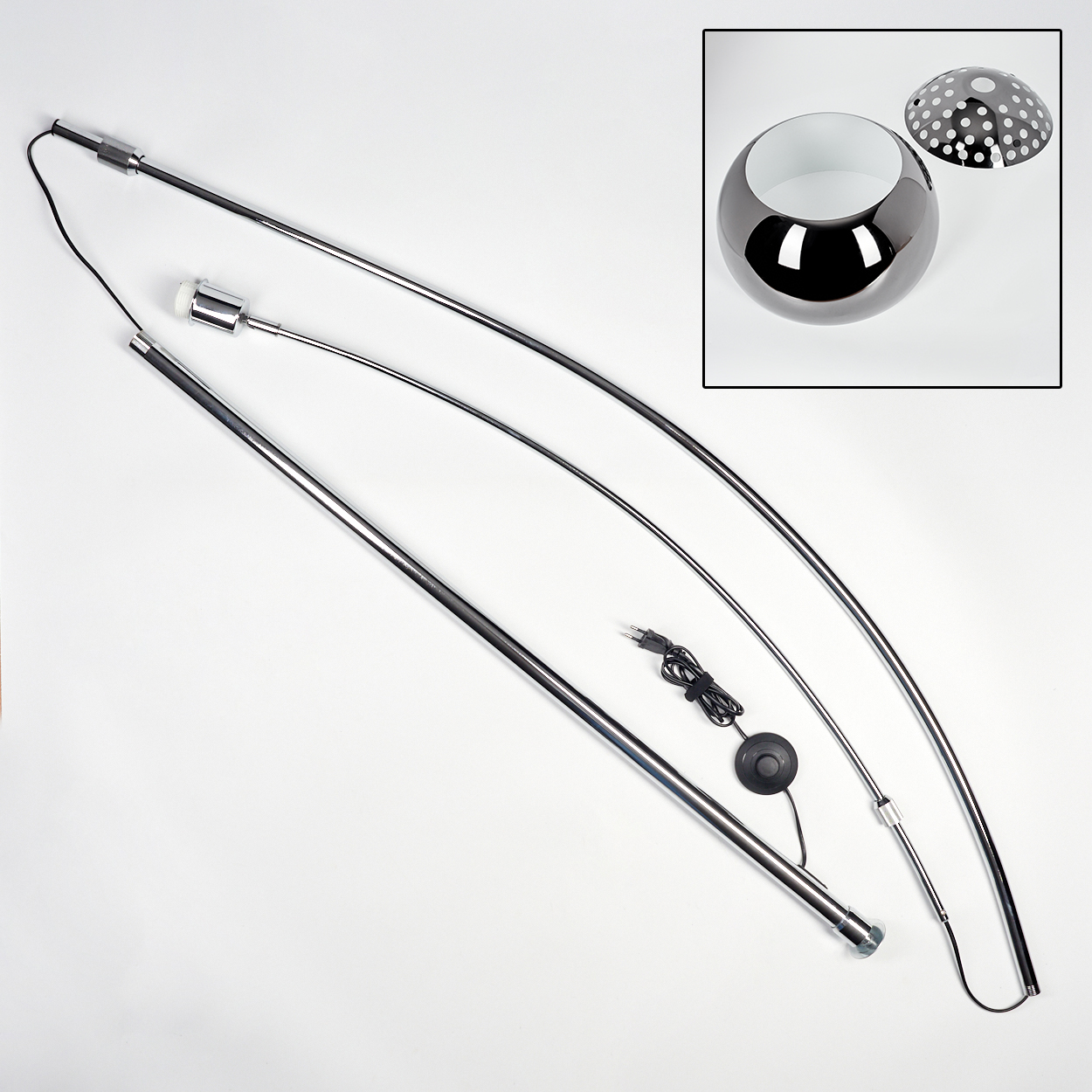 Zerlegte Stehlampe auf Weiß. Enthält Chromstangen, einen schwarzen Schirm, eine gepunktete Oberseite und einen Fußschalter.