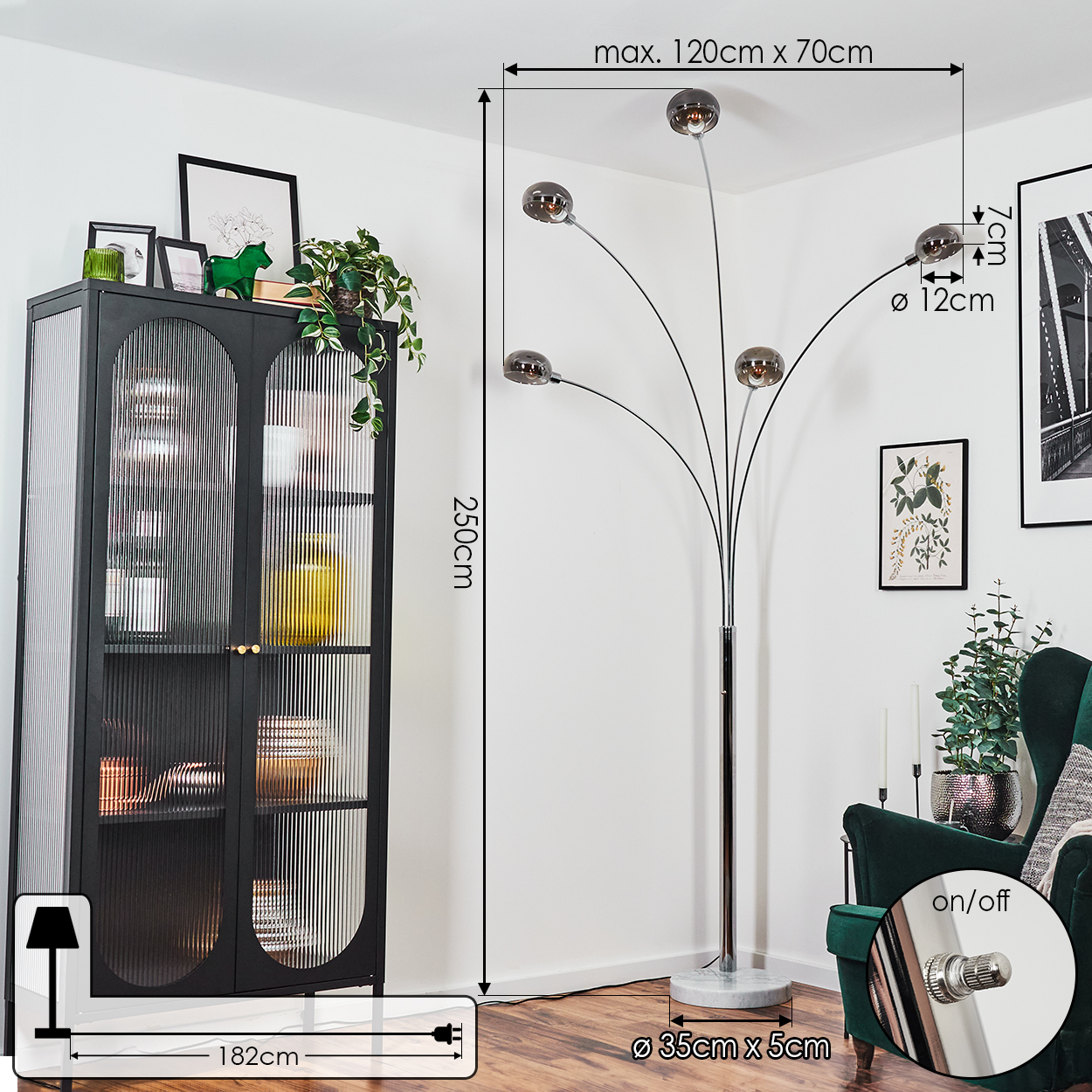 Wohnzimmerszene mit schwarzem Schrank, Stehlampe und grünem Sessel. Maße sind auf dem Bild angezeigt.