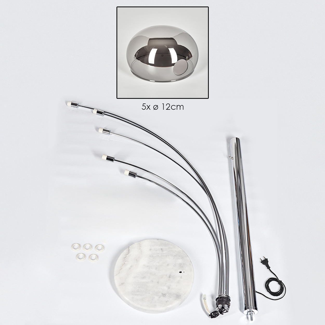 Zerlegte moderne Lampe. Enthält eine Chromkuppel, gebogene Arme, Sockel, Stange und Netzkabel. Mehrere kleine weiße Ringe sind ebenfalls vorhanden.