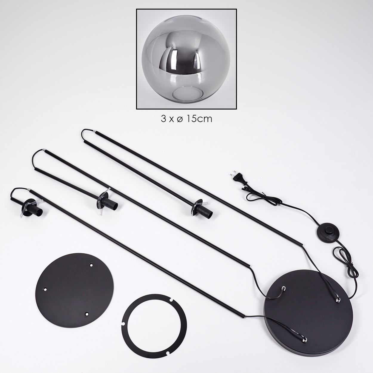 Zerlegte schwarze Lampenteile: Sockel, Stangen und eine Kugel. Ein Netzkabel ist ebenfalls vorhanden. Die Lampe befindet sich auf weißem Hintergrund.