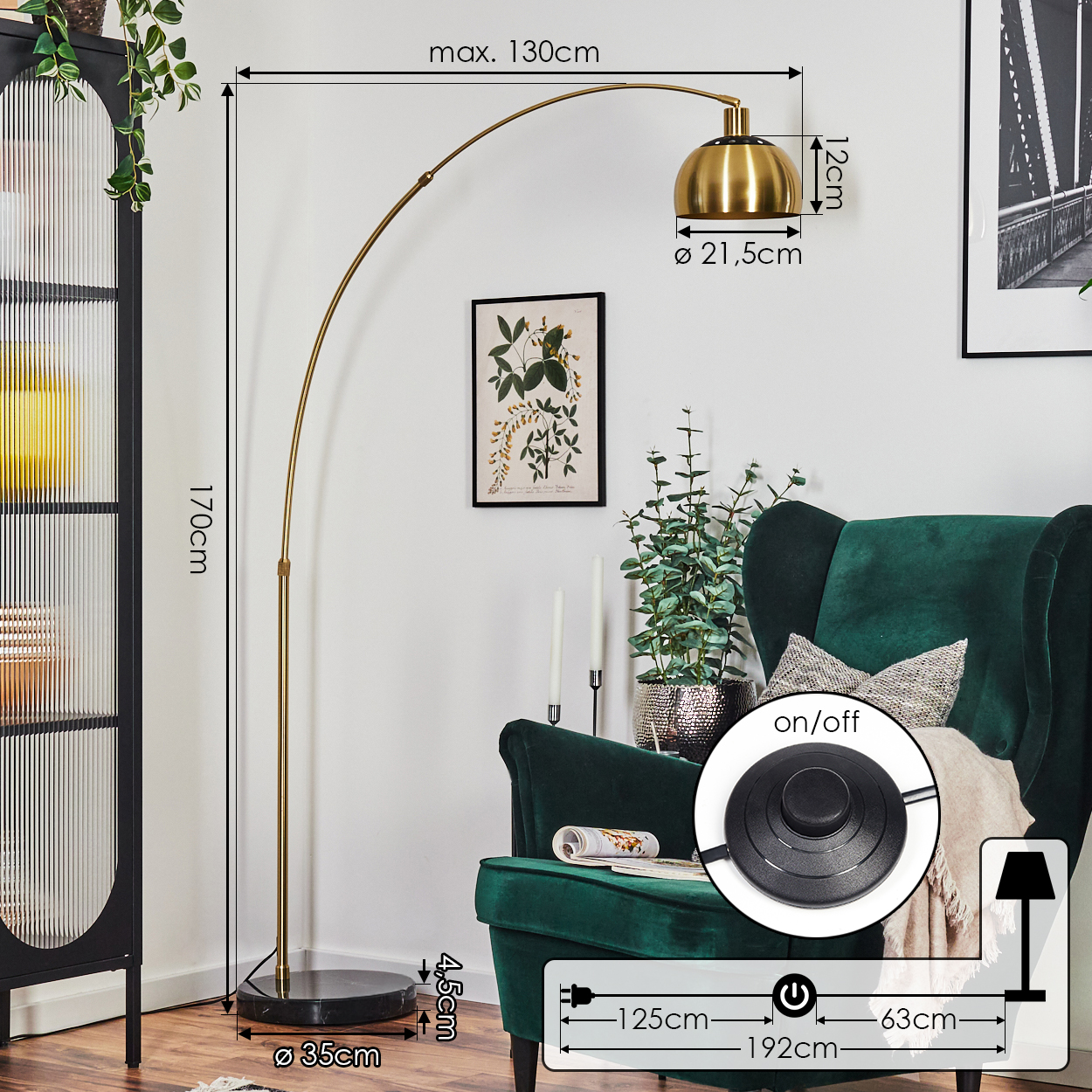 Eine goldene Bogen-Stehlampe steht neben einem grünen Sessel. Sie hat einen schwarzen Sockel und einen runden Lampenschirm. Im Hintergrund ein schwarzer Schrank.