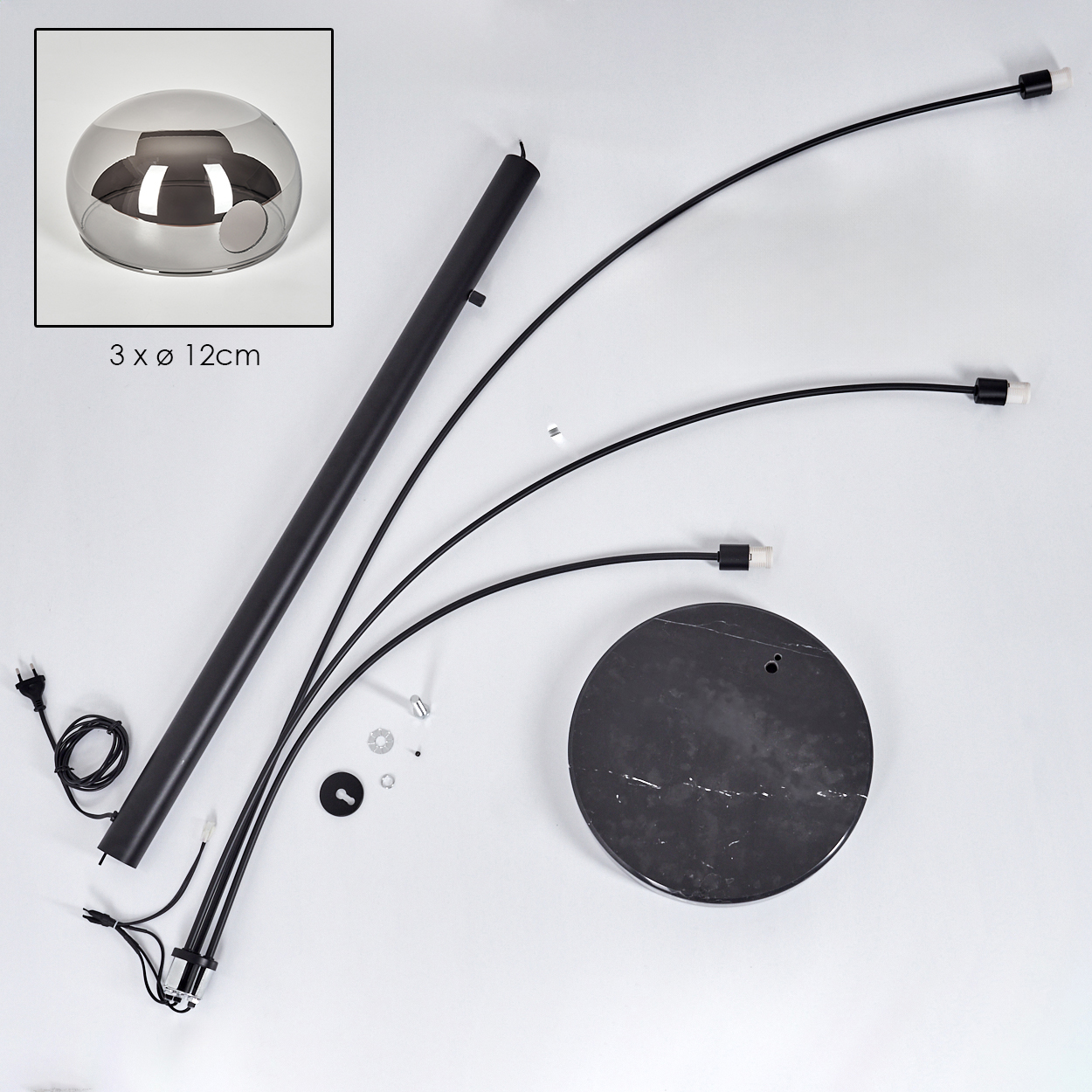 Zerlegte moderne Lampe. Zu den Komponenten gehören ein runder Marmorsockel, schwarze gebogene Arme, ein zentraler schwarzer Pfosten und eine reflektierende Kuppel.