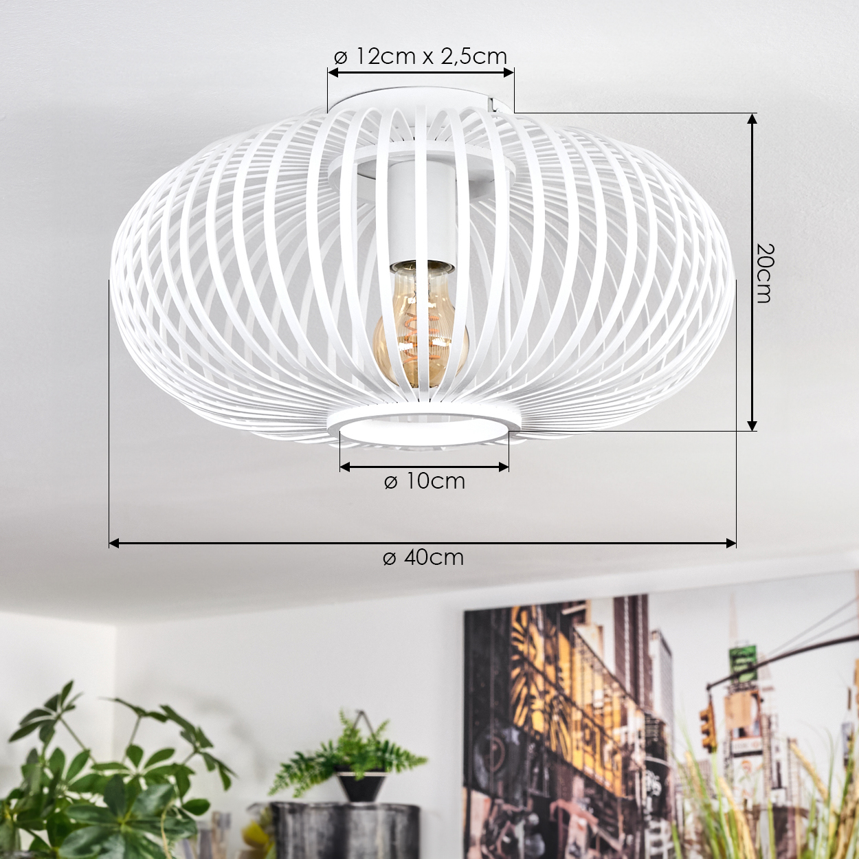 Weiße, oval geformte Deckenlampe mit Maßangaben. Eine Glühbirne ist sichtbar. Grüne Pflanzen und ein Stadtbild im Hintergrund.