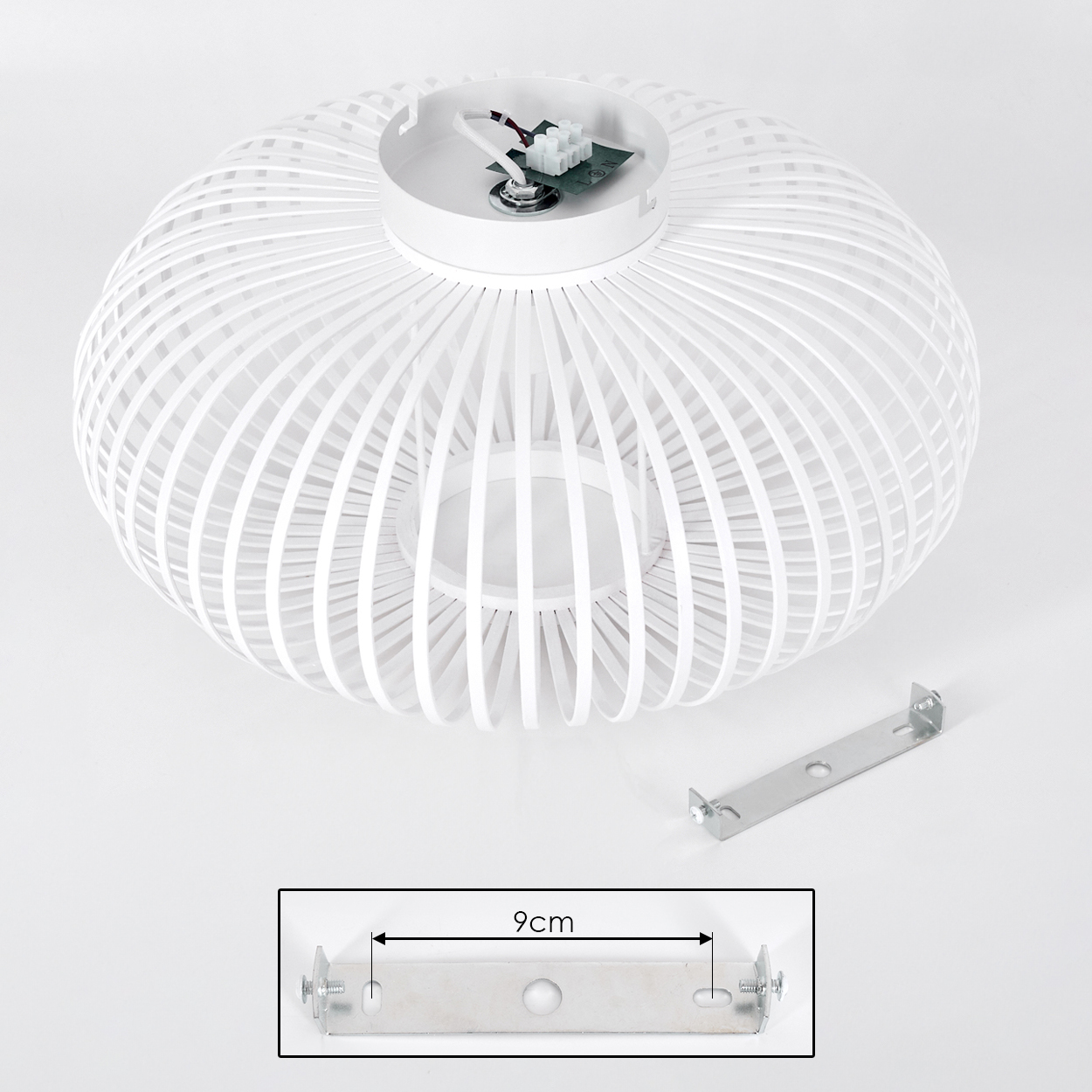 Eine weiße, käfigartige Deckenlampe mit Metallhalterung und einer 9-cm-Messanzeige. Drähte sind im Inneren der Lampe sichtbar.