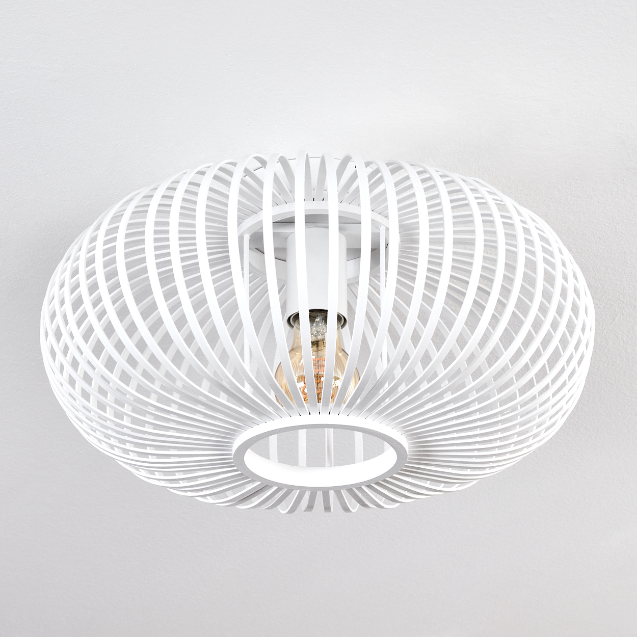Eine weiße, käfigartige Deckenlampe mit sichtbarer Glühbirne. Die Lampe hat eine runde Form mit vertikalen Stäben und befindet sich an einer weißen Decke.