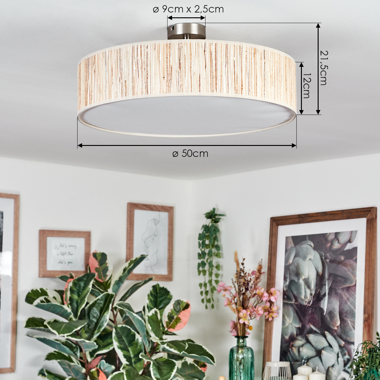 Eine Deckenlampe mit gewebtem Schirm hängt. Darunter sind eine Pflanze, Kunst und Dekorationsartikel angeordnet.