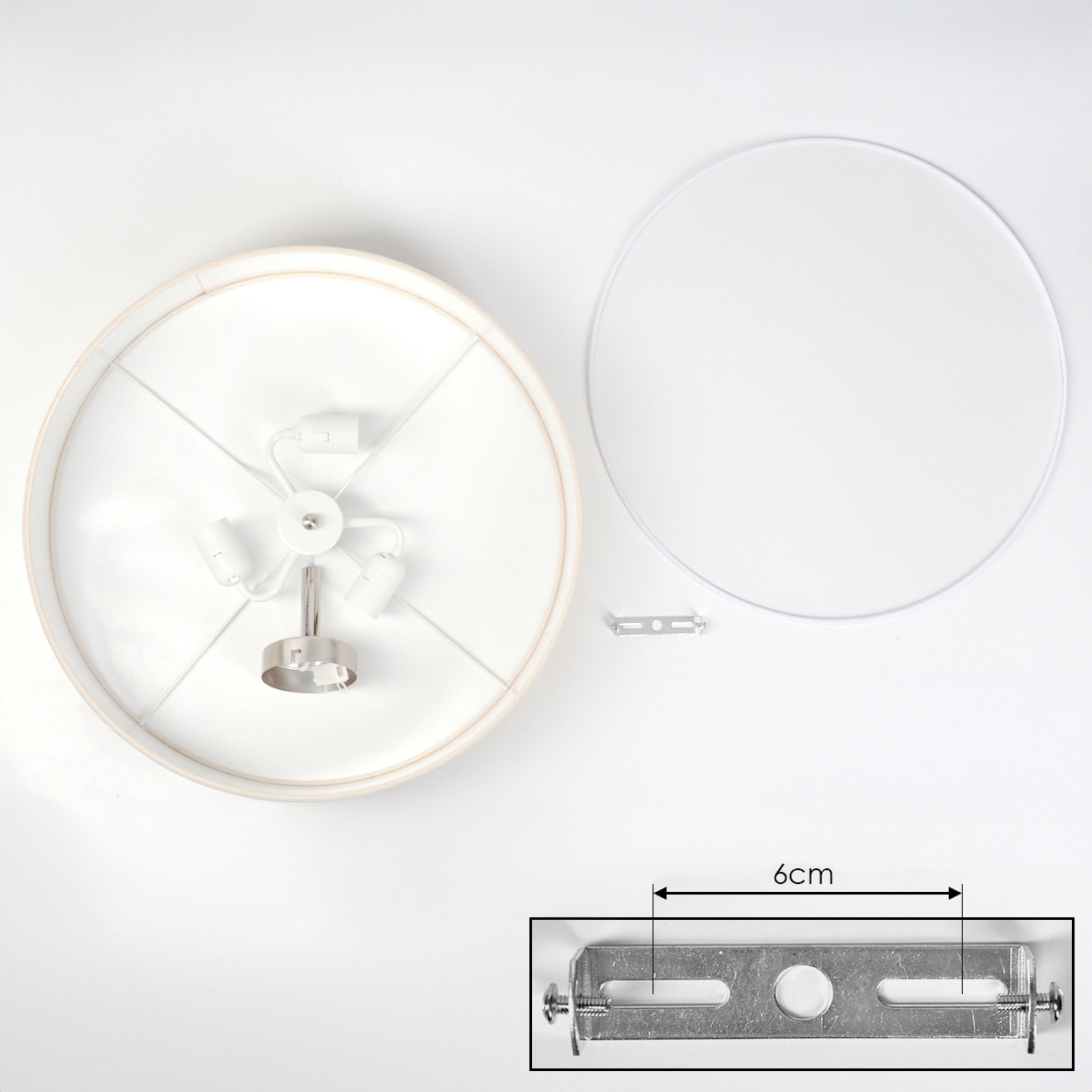 Draufsicht einer zerlegten Lampe. Komponenten umfassen einen weißen Lampenschirm, Metallrahmen, Montagehalterung und Detailbild.