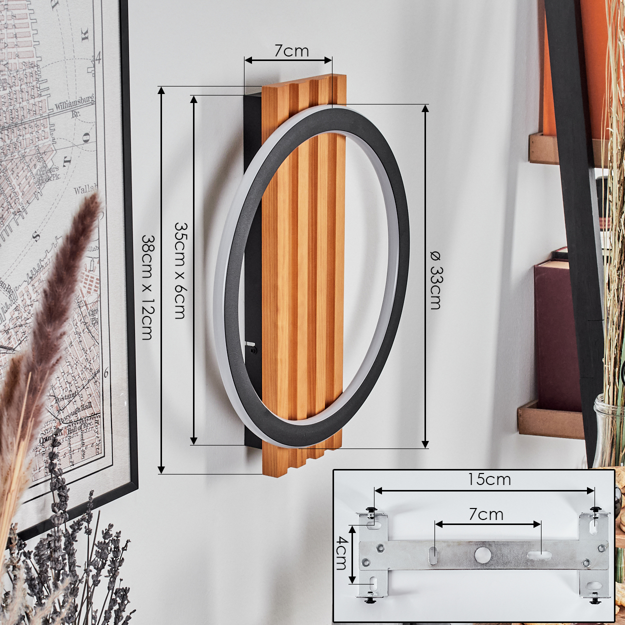 Eine ovale Lichtvorrichtung mit Holzrücken ist an einer Wand befestigt. Eine Karte und Regale sind im Hintergrund.