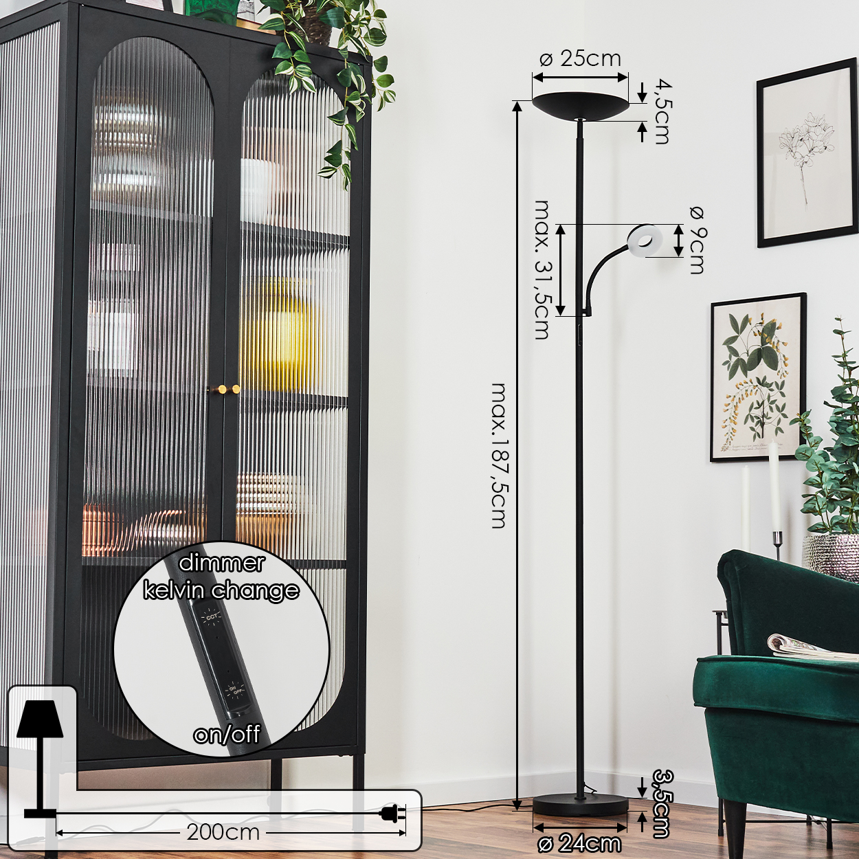 Eine schwarze Stehlampe mit rundem Sockel und kreisförmigem Lampenkopf. Ein schwarzer Schrank und ein grüner Stuhl sind ebenfalls im Raum.