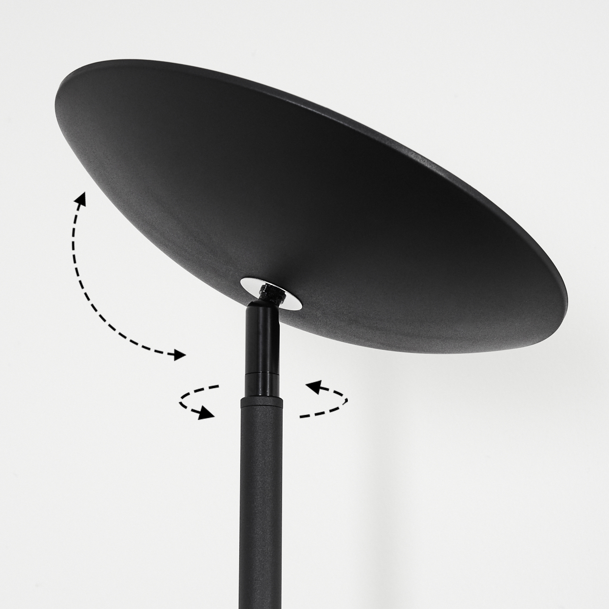 Eine schwarze Lampe mit schirmförmigem Schirm vor weißem Hintergrund. Pfeile zeigen die Dreh- und Neigefähigkeit des Schirms.