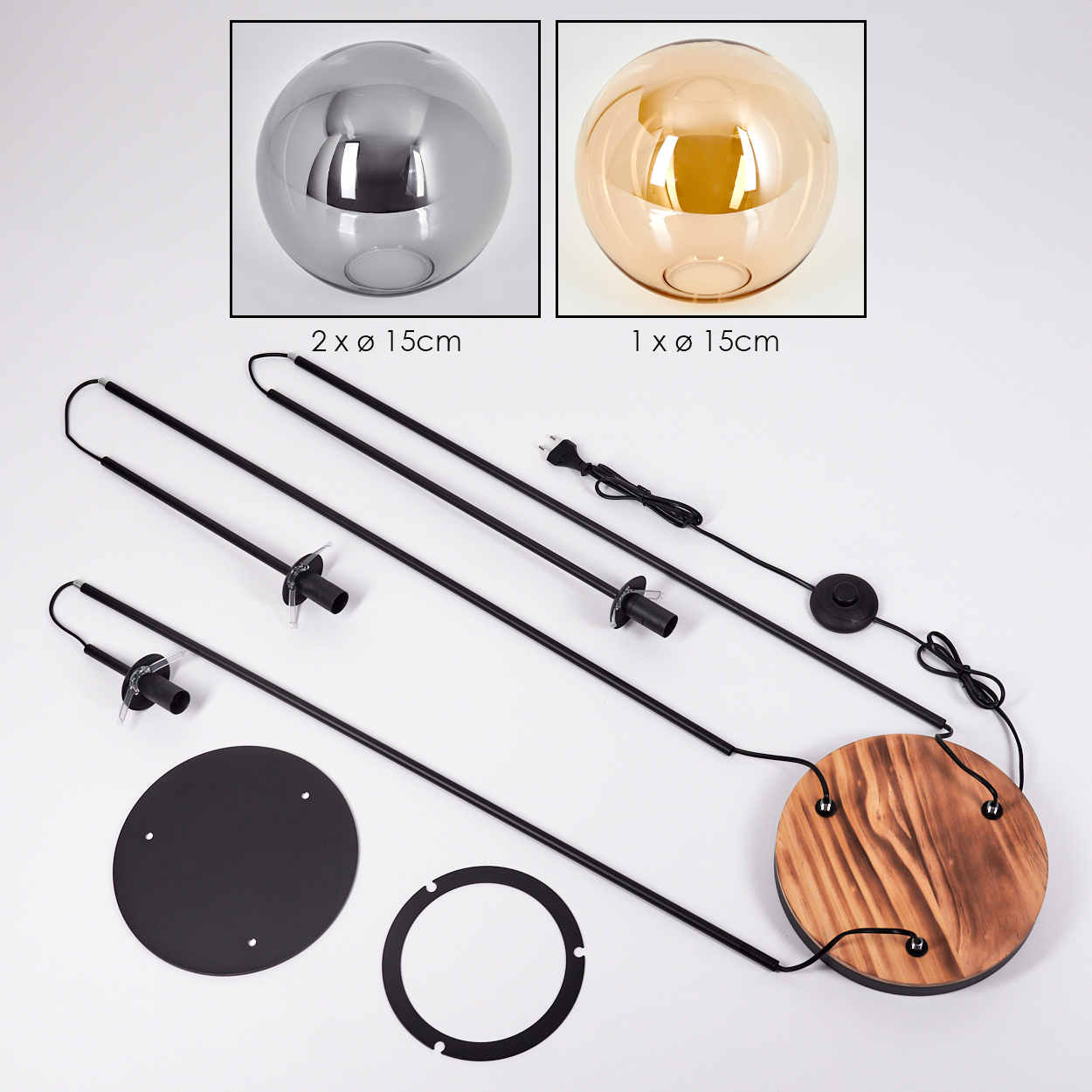 Eine zerlegte Pendelleuchte mit zwei Glaskugeln, schwarzen Stäben, einem Holzsockel und einer schwarzen kreisförmigen Basis. Die Kugeln sind grau und bernsteinfarben.