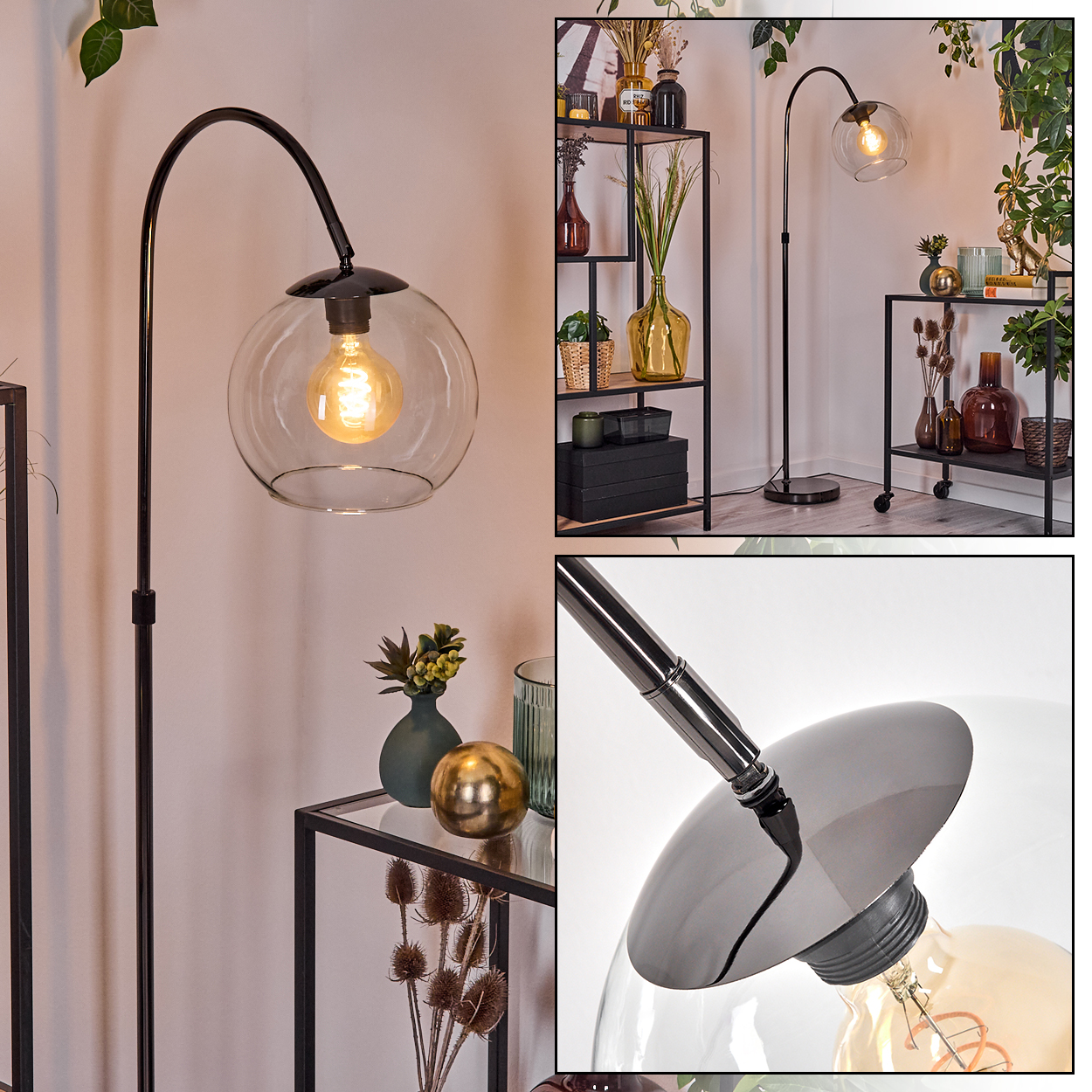 Eine moderne Stehlampe mit gebogenem schwarzem Stiel und einem kugelförmigen Glasschirm. Die Glühbirne im Inneren leuchtet. Regale mit Dekoration im Hintergrund.